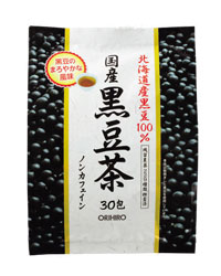 ★出荷日数目安 こちらの商品は、通常2〜3営業日で出荷となります。 商品名 国産黒豆茶100％ 30包　【オリヒロ】 内容量 6g×30包 メーカー名 オリヒロ 素材・原材料・成分 黒豆(大豆) お召し上がり方 【煮出してご利用の場合】 よく沸騰している約500mlのお湯にティーバッグを1つ入れ、5分間を目安に弱火で煮出してください。ほどよい色と香りが出ましたら火を止め、ポットで保温するか冷蔵庫で冷やしてお召し上がりください。煮出す時間はお茶の色や香りでお好みによって調節してください。※ふきこぼれる事がありますのでその場を離れないでください。 【急須をご使用の場合】 温めた急須に本品1包を入れ熱湯を注ぎ、5分ほどじっくりと蒸らしてお好みの濃さでお召し上がりください。 ご注意 ●開封後はお早めにご使用下さい。 ●本品は食品ですが、必要以上に大量に摂ることを避けてください。 ●薬の服用中又は、通院中、妊娠中、授乳中の方は、お医者様にご相談ください。 ●体調不良時、食品アレルギーの方は、お飲みにならないでください。 ●万一からだに変調がでましたら、直ちにご使用を中止してください。 ●天然の原料ですので、色、風味が変化する場合がありますが、品質には問題ありません。 ●煮だしたあと、成分等が浮遊して見えることがありますが、問題ありません。 ●小児の手の届かない所へ保管してください。 ●食生活は、主食、主菜、副菜を基本に、食事のバランスを。 原産国または製造国 製造国：日本 賞味期限 パッケージまたはラベルに記載 広告文責：株式会社健人　電話番号　048-252-3939 区分：健康食品 サブカテゴリー：　黒豆(黒大豆) 黒豆（黒大豆）とは 「黒豆（黒大豆）」は大豆の一種で外皮の黒いものです。黒豆（黒大豆）の黒い色は、アントシアンという色素によるものです。良質のタンパク質をはじめ、ビタミンEやB群、サポニン、イソフラボンなどを豊富に含みます。 国産黒豆茶100％ 30包　【オリヒロ】 ページトップへ国産黒豆茶100％ 30包　【オリヒロ】 ｢オリヒロ　国産黒豆茶100％ 30包」は、北海道産の黒豆を100％使用した黒豆茶です。丁寧に焙煎し香ばしく仕上げました。粗挽きしてからティーバックに詰めていますので、黒豆の風味豊かなお茶としてお召し上がりいただけます。毎日の健康維持にお役立てください。