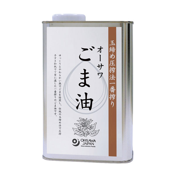 ★出荷日数目安 こちらの商品は、通常3〜4営業日で出荷となります。 商品名 オーサワごま油　缶　930g　【オーサワジャパン】 内容量 930g メーカー名 オーサワジャパン 素材・原材料・成分 白胡麻(ナイジェリア、パラグアイ) お召し上がり方 揚げ物、炒めもの、ドレッシングなどに ご注意 ●油は加熱しすぎると発煙・発火します。加熱調理中はその場を離れないでください。 ●水の入った油を加熱したり、加熱した油に水が入ると、油が飛びはね、火傷をすることがあります。 ●冬季には油が固まったり、沈殿することがありますが、品質には問題ございません その他 ◆栄養成分表示(100gあたり) エネルギー 900kcal、タンパク質 00g、脂質 100g、炭水化物 0g、食塩相当量 0g ◆アレルゲン ごま 原産国または製造国 日本 賞味期限 パッケージまたはラベルに記載 広告文責：株式会社健人　電話番号　048-252-3939 区分：セレクトフード サブカテゴリー：　調味料 > オイル・油 > ゴマ油 オーサワごま油　缶　930g　【オーサワジャパン】 ページトップへオーサワごま油　缶　930g　【オーサワジャパン】 「オーサワごま油　缶　930g」は、玉締め圧搾法一番搾りごま油です。香り高くまろやかな風味です。炒め物や揚げ物、ドレッシングなどに。