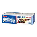 ★出荷日数目安 こちらの商品は、通常3〜4営業日で出荷となります。 商品名 【第2類医薬品】 紫雲膏チューブ　20g　【山本漢方製薬】 内容量 20g 使用上の注意 ■してはいけないこと （守らないと現在の症状が悪化したり、副作用が起こりやすくなります。） 次の人は使用しないでください 　（1）本剤又は本剤の成分によるアレルギー症状を起こしたことがある人。 　（2）湿潤・ただれ・やけど・外傷のひどい人。 　（3）傷口が化膿している人。 　（4）患部が広範囲の人。 ■相談すること 1．次の人は使用前に医師、薬剤師又は登録販売者に相談してください 　医師の治療を受けている人。 2．使用後、次の症状があらわれた場合は副作用の可能性がありますので、直ちに使用を中止し、この文書を持って医師、薬剤師又は登録販売者に相談してください ［関係部位：症状］ 皮膚：発疹・発赤、かゆみ 効能・効果 ひび、あかぎれ、しもやけ、魚の目、あせも、ただれ、外傷、火傷、痔核による疼痛、肛門裂傷、湿疹・皮膚炎 用法・用量 適宜患部に塗布するか、ガーゼ等に展延し患部に貼付する。 （ご使用前に患部を清潔にし、傷に塗る場合には消毒をしてからご使用されると効果的です。） 用法に関してのご注意 （1）小児に使用させる場合には、保護者の指導監督のもとに使用させてください。 （2）外用にのみ使用してください。 （3）目に入らないよう注意してください。 （4）衣類等につかないよう注意してください。（赤紫色の軟膏のため。） 成分・分量 下記の全量1,605gから得られる紫雲膏は約1,300g。 成分：分量 トウキ：100g シコン：100g ゴマ油：1,000g ミツロウ：380g 豚脂：25g 添加物 なし 薬効分類 紫雲膏 剤形 塗布剤 保管・取り扱いの注意 （1）直射日光の当たらない涼しい所に密栓して保管してください。 （2）小児の手の届かない所に保管してください。 （3）他の容器に入れ替えないでください。（誤用の原因になったり品質が変わります。） （4）使用期限を過ぎた製品は使用しないでください。 お問合せ先 会社名：山本漢方製薬株式会社 住所：〒485-0035　愛知県小牧市多気東町156番地 問い合わせ先：お客様相談窓口 電話：（0568）73-3131 受付時間：9：00〜17：00（土、日、祝日を除く） その他：ホームページアドレス　www.kanpo-yamamoto.com 使用期限 使用期限まで90日以上ある医薬品をお届けします メーカー名 山本漢方製薬 製造国 日本 ★医薬品の販売について★ 広告文責：株式会社健人　電話番号　048-252-3939 区分：医薬品 サブカテゴリー：　医薬品分類 > 第2類医薬品 > 漢方 > 紫雲膏(シウンコウ) 関連ワード：　シウンコウ/やけど/ただれ/しもやけ/アトピー/あかぎれ こちらの商品もおすすめ 決明子生　500g 紫雲膏徳用　50g 添付文書 紫雲膏チューブ　20g　【山本漢方製薬】 ページトップへ【第2類医薬品】 紫雲膏チューブ　20g　【山本漢方製薬】 「紫雲膏チューブ　20g」は、漢方の外用薬で、紫根と当帰から有効成分を抽出した軟膏です。やけど、ひび、痔の痛み、湿疹・皮膚炎などを改善します。患部の血行を促し、潤いを与え、また炎症を鎮める働きがあります。アトピー性皮膚炎の保護にもお使いいただけます。 【ご注意】　こちらの商品は第2類医薬品です。必ず、使用上の注意（してはいけないこと・相談すること）をご確認の上お買い求めください。