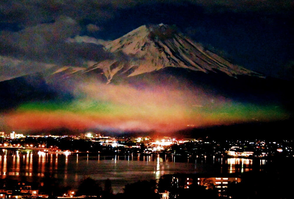 ハートドロップの秋元隆良 奇跡の写真 富士にかかる彩雲の夜 富士山 写真 彩雲 月光冠 夜景 銀塩写真 銀塩生写真 写真作品 フォトアート アート写真 額装写真 富士山アート 風景写真 自然写真 写真家 額入り インテリアアート インテリア 壁掛け アート 霊峰富士 縁起物 富士山グッズ 日本製｜アングル2