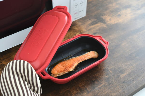 商品名 電子レンジ調理器 ムテキレンジ 商品特徴 電子レンジ専用！食材や調味料を入れ電子レンジでチンするだけで、焼き物、炒め物、煮物、蒸し物、炊飯ができる便利な電子レンジ調理器です。 本体底面のヒーティングシリコンテクノロジーは電子レンジのマイクロ波で発熱し、本体底面を熱し食材を加熱します。まるでフライパンで調理したような焼き・炒め調理を電子レンジで可能にしました。 蓋をした状態で加熱するので、食材がしっかりと加熱され、焼き魚は焼き目がしっかりでふっくら仕上がり、野菜炒めはお肉の香ばしさと野菜のシャッキリ感を楽しめます。ごはんもまるで土鍋で炊いたような米粒の立った香り良い炊きあがりになります。 コンロでの料理は、夏は熱く冬は寒い。また飛び散った汚れの拭き掃除や面倒なグリルのお手入れで、どんどん料理がおっくうになります。ムテキレンジなら、手作りのお料理を電子レンジにお任せでき、庫内を汚すこともないので、面倒なお手入れからも解放されます。 付属のレシピには32品を掲載。火を使わなくてもメインのおかずが作れます！ 商品仕様 【材質】アルミメッキ鋼板（内面：フッ素樹脂塗膜加工　外面：耐熱塗装）、シリコーンゴム 【サイズ(約)】幅26×奥行14×高さ7.5cm（蓋セット時) 【重量(約)】本体+蓋：620g 【生産国】中国 【付属品】本体×1個、蓋×1個、取扱説明書兼レシピ×1冊 【メーカー】アーネスト株式会社 【関連キーワード】ムテキレンジ MUTEKI RANGE 電子レンジ調理器 電子レンジ専用調理器 電子レンジ調理機 レンジ調理器 レンジクッカー 電子レンジクッカー マルチクッカー レンジ鍋 レンジ調理 1台6役 焼く 炒める 煮る 蒸す 炊く 温め直し 焼き魚 魚料理 餃子 野菜炒め 炊飯 ごはん 焼き目 時短調理 簡単調理 レンチン 火を使わない 32品レシピ レシピ付き 蓋付き フッ素樹脂加工 調理器具 キッチン用品 キッチングッズ 一人暮らし 新生活 おかず メイン料理 アーネスト
