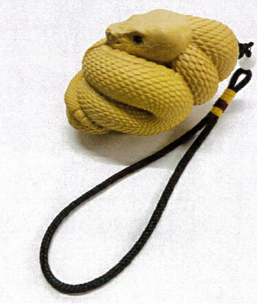 黄楊根付ブラックダイヤモンド蛇神様 根付 東洋彫刻 彫刻 根付け ねつけ ねづけ 黄楊 柘植 ツゲ 開運 守護 木彫 幸運 風水 縁起物 守り神 蛇 吉祥 金運...