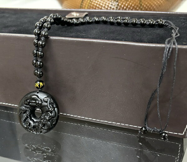 黒曜石 蛇紋ペンダント ネックレス ペンダント メンズジュエリー アクセサリー 魔除け 厄払い 厄除け 天然石 パワーストーン 蛇ペンダント 蛇 吉祥 招福 金運 財運 開運 幸運 吉祥 お守り 金運ペンダント 開運ペンダント 弁財天の使い 金運グッズ 財運グッズ おすすめ 人気