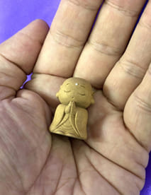 白檀 お守り地蔵様（額に天然ダイヤモンド） 開運インテリア 開運 お地蔵様 お地蔵さま 仏像 木彫 彫刻 幸運 福運 守護 お守り 縁起物 事務所開き お祝い事 仏像彫刻家 葉小鵬 幸運グッズ 開運グッズ プレゼント ギフト 贈り物 グッズ 送料無料 おすすめ 人気 通販 販売のサムネイル