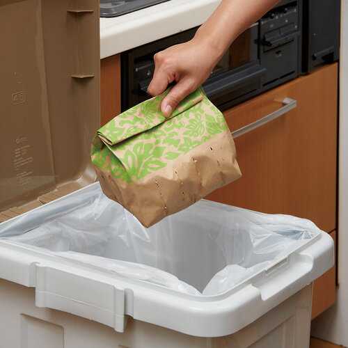 ■紙製水切り袋のシリーズはこちら！ 商品名 水切り袋 しぼって・ポイ！ハワイアン柄 商品特徴 水切りをもっと簡単に、生ゴミをもっと手軽に捨てられたら・・といった声から生まれた「紙製水切り袋」 水切り袋を使ってそのまま生ゴミを袋ごと捨ててください。 自立型なので、場所を選びません。 防水紙を使用しているので、生ゴミを入れた状態や水に濡れた状態で型くずれしにくく、丈夫で破れにくいのが特徴です。 捨てる時は、紙袋ごと生ゴミを絞ってください。 商品サイズ 約 タテ210×ヨコ150×マチ120mm 枚数 40枚 素材 防水紙 原産国 日本 パッケージサイズ 約W21×L7×H25cm 梱包状態 P.P.袋 広告文責 株式会社スパーク 0276-52-3731 【関連キーワード】紙製水切り袋 生ゴミ 水切り袋 紙袋 使い捨て 水切り 袋 生ゴミ袋 清潔 キッチングッズ 便利グッズ 送料無料 おすすめ 人気 通販 販売【水切り袋 しぼって・ポイ！ハワイアン柄】