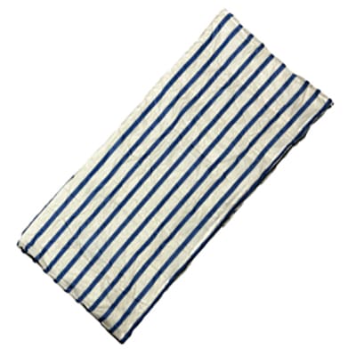 商品名 洗えるクッション寝袋 ストライプ QT-537 商品特徴 丸洗いOK！いろいろ使える便利な洗えるクッション寝袋。 使用時は、中が広いので足や手を伸ばしたり、寝返りがうてるので快適に眠れます。 寝袋としてはもちろん、広げて使えば毛布代わりに、収納時はクッションとして色々な場面で使えます。 しかも汚れたら洗えるので、まさにアウトドア向き。レジャーやキャンプ、車中泊などにおすすめです。 商品仕様 【サイズ(約)】 ●寝袋：縦190cm×横85 ●クッション：縦40×横40cm ●掛け布団：縦190cm×横170cm 【重量(約)】1.1kg 【素材】ポリエステル 【洗濯方法】適温（30度以下）で手洗いか、洗濯機をご使用の際はネットに入れて洗濯し、日陰干ししてください。 【注意事項】 ・用途以外に使用しないでください。 ・火気や熱源の側には置かないでください。火事の元になる恐れがあります。 ・寒冷地でご使用の際は、底冷え、寒さを防げるマットなどを一緒にご使用ください。 ・材質上、滑りやすくなっていますので寝袋の上で遊んだり走ったりしないでください。転倒などにご注意ください。 ・幼児が遊んだり、頭まで被ったりしないようご注意ください。 ・強く引っ張ったり、強く絞ったりしますと生地が破けることがありますのでご注意ください。 ・キズの原因となりますので、砂や固いゴミなどが付着したままの使用、保管はお避けください。 ・色落ちの原因になりますので、高温・多湿の場所での保管や直射日光に当てたり、熱湯に浸けたりしないでください。 ・長時間の濡れた状態や湿った状態、汚れたままにしておくとシミやカビ、色落ちな どの原因になりますので、使用後は水気を充分切り乾燥させてください。 干す際は軽く引っ張りシワをとって日陰干ししてください。 ・袋での窒息事故などを防止するため、取り扱いには十分注意してください。 【生産地】中国 【関連キーワード】寝袋 洗濯 シュラフ 丸洗い クッション 毛布 車中泊 アウトドア レジャー キャンプ 用品 便利 グッズ おすすめ 人気 通販 販売