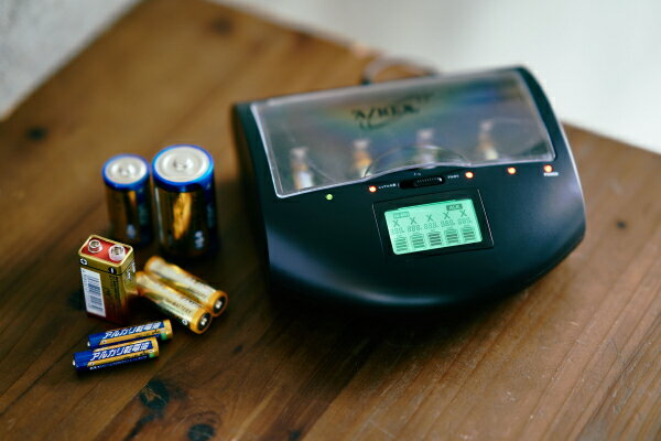 【オマケ付】マルチチャージャーV2 充電器 電池 エコ 乾電池 乾電池充電器 充電 チャージャー 電池充電器 単一 単二 単三 単四 単1 単2 単3 単4 アルカリ ニッケル水素 防災対策 台風対策 停電対策 誕生日 バースデー プレゼント ギフト 贈り物 グッズ おすすめ 人気