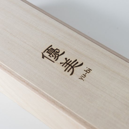 高級カシミヤ用洋服ブラシ 優美 ゆうび 桐箱入り 洋服ブラシ 毛玉取り 浅草 アートブラシ社 カシミヤ用 洋服 ブラシ デリケート 衣装 洋服用ブラシ 白馬 尾毛 馬毛 両親 母の日 父の日 敬老の日 シニア 誕生日 プレゼント ギフト 贈り物 お祝い 贈答品 グッズ おすすめ 人気