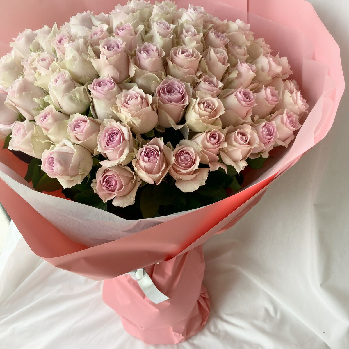 100本の淡いピンクのバラのブーケ