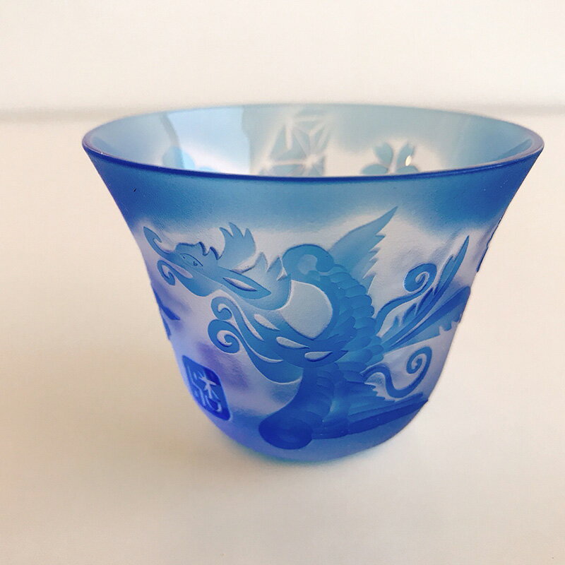 バリエーション 明智光秀 家紋入りおちょこ赤色 明智光秀 家紋入りおちょこ水色 明智光秀 家紋入りおちょこ紫色 明智光秀 家紋入りおちょこ緑色 ●　ここがポイント　● 〇サンドブラストによるハンドメイド商品で、砂を吹き付けてガラスのグラスを...