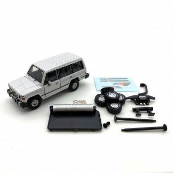 ビ-エムクリエイションズ 三菱 1st Gen パジェロ 83 ホワイト ストライプ柄 RHD 1/64スケール 64B0188