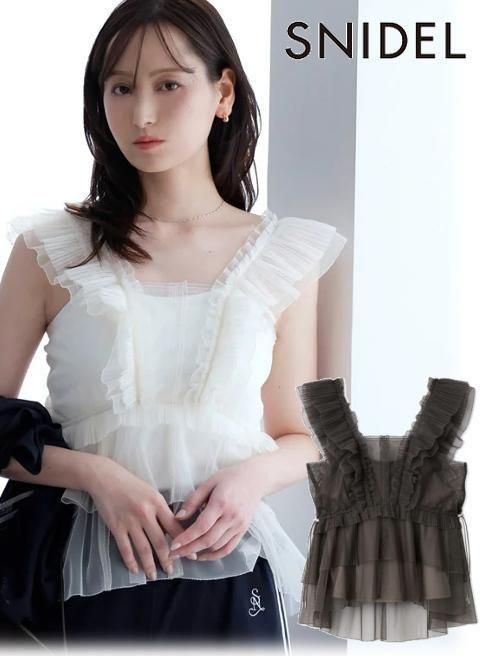 2026春夏 snidel （スナイデル）先行予約Susチュールペプラムブラウス※入荷時期：4月下旬〜5月下旬シアー感の美しいチュール素材にプリーツ加工を加えたフリルをたっぷりと取り入れ、すっきりとエレガントに仕上げたペプラムブラウスです。裾はふんわとした2段のティアードチュールでふんわりと。高めウエスト位置の両サイドにゴムのドロストでフィット感を加え、お好みのペプラムシルエットに調節いただけます。背中側にはたっぷりとゴムシャーリングを施し着心地良く仕上げました。柔らかくふんわりとした素材ですが、美スタイルに着こなしていただけるアイテムです。アジャスタ付きのインナーキャミソール付きなので安心。■カラー：IVR、CGRY■サイズ：F■素材:トップス:ポリエステル100%/インナー:ポリエステル100%■F:着丈61cm、バスト101.5cm、裾幅131cm