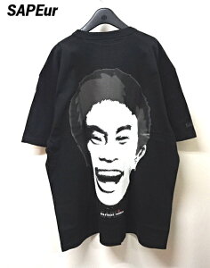 【SAPEur × MASATOSHI HAMADA 印鑑LOGO S/S TEE BLACK/FADEBLACK サプール x 浜田雅功 印鑑ロゴ Tシャツ ブラック/フェードブラック A0024-010】