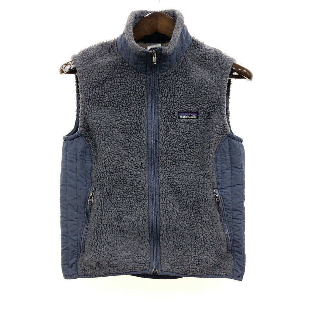 DESCRIPTION ブランドpatagonia/パタゴニア サイズ【サイズ】M【実寸】 肩幅：約42cm着丈：約56cm身幅：約47cm 主な素材表地 : ポリエステル 色パープル 仕様 裏地メッシュアウトドアRetro-X レトロX 状態 キズ：裾 ポケット特記事項：使用感あり 毛玉 商品管理番号Q6705 ABOUT ITEM商品撮影時の照明やお使いのモニター・ブラウザ等ご覧いただく環境により実物と商品画像の色が多少異なる場合がございます。全てアメリカからの輸入品ですがブランドやアイテムによりそれぞれサイズ感が異なります。生地の伸縮や厚み等、測定に多少の誤差が生じる場合がございますが、表記サイズと合わせまして実寸値を記載させていただいておりますので必ずご確認ください。新品や未使用品と記載があるもの以外は全て中古品ですので、程度は異なりますが使用感がございます。状態は慎重に確認し商品説明や画像により記載しておりますが、全てを記載することは中古品の特性上困難です。ご不明な点やご質問がございましたらお気軽にお問い合わせください。