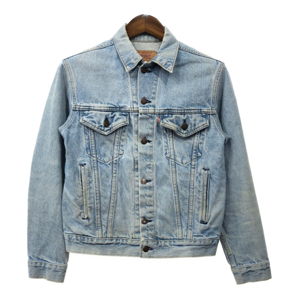 DESCRIPTION ブランドLevi's/リーバイス サイズ【サイズ】36 R【実寸】 肩幅：約44cm着丈：約56cm身幅：約51cm袖丈：約58cm 主な素材表地 : コットン 色ライトブルー 仕様 生産国 : USA製90年代70506-0214 状態 汚れ：袖、袖先キズ：首元、袖、袖先、腹部破れ：袖 商品管理番号Q7184 ABOUT ITEM商品撮影時の照明やお使いのモニター・ブラウザ等ご覧いただく環境により実物と商品画像の色が多少異なる場合がございます。全てアメリカからの輸入品ですがブランドやアイテムによりそれぞれサイズ感が異なります。生地の伸縮や厚み等、測定に多少の誤差が生じる場合がございますが、表記サイズと合わせまして実寸値を記載させていただいておりますので必ずご確認ください。新品や未使用品と記載があるもの以外は全て中古品ですので、程度は異なりますが使用感がございます。状態は慎重に確認し商品説明や画像により記載しておりますが、全てを記載することは中古品の特性上困難です。ご不明な点やご質問がございましたらお気軽にお問い合わせください。