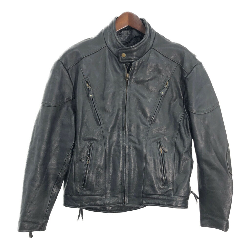 DESCRIPTION サイズ【サイズ】46【実寸】 肩幅：約55cm着丈：約70cm身幅：約63cm袖丈：約62cm 主な素材表地 : レザー裏地 : ナイロン 色ブラック 仕様 ライナー接続可能バイクウェア、モーターサイクル 状態 汚れ：袖キズ：袖先特記事項：使用感あり、タグ欠損 商品管理番号R6507 ABOUT ITEM商品撮影時の照明やお使いのモニター・ブラウザ等ご覧いただく環境により実物と商品画像の色が多少異なる場合がございます。全てアメリカからの輸入品ですがブランドやアイテムによりそれぞれサイズ感が異なります。生地の伸縮や厚み等、測定に多少の誤差が生じる場合がございますが、表記サイズと合わせまして実寸値を記載させていただいておりますので必ずご確認ください。新品や未使用品と記載があるもの以外は全て中古品ですので、程度は異なりますが使用感がございます。状態は慎重に確認し商品説明や画像により記載しておりますが、全てを記載することは中古品の特性上困難です。ご不明な点やご質問がございましたらお気軽にお問い合わせください。