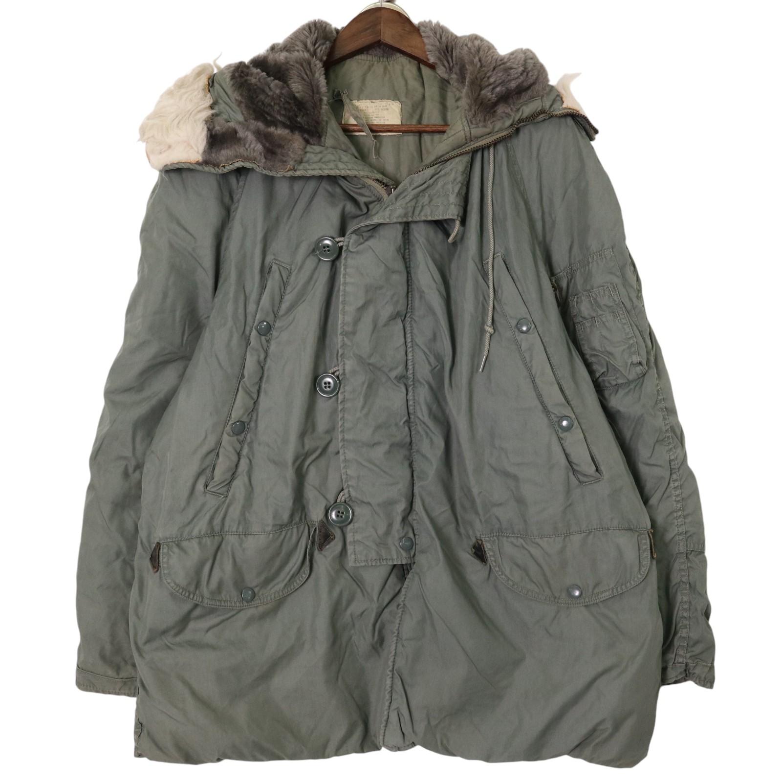 DESCRIPTION ブランド/米軍実物 U.S.AIRFORCE USAF サイズ【サイズ】MEDIUM【実寸】 着丈：約80.5cm身幅：約65cm裄丈：約92.5cm 主な素材表地 : コットン中綿 : ポリエステル 色オリーブ 仕様 70年代1978年ウエストドローコードミリタリーN-3B フライトジャケット 状態 特記事項： 所々に薄い汚れ、タグ上部品の糸ほつれがございます。着用に問題はございません。 商品管理番号A1338 ABOUT ITEM商品撮影時の照明やお使いのモニター・ブラウザ等ご覧いただく環境により実物と商品画像の色が多少異なる場合がございます。全てアメリカからの輸入品ですがブランドやアイテムによりそれぞれサイズ感が異なります。生地の伸縮や厚み等、測定に多少の誤差が生じる場合がございますが、表記サイズと合わせまして実寸値を記載させていただいておりますので必ずご確認ください。新品や未使用品と記載があるもの以外は全て中古品ですので、程度は異なりますが使用感がございます。状態は慎重に確認し商品説明や画像により記載しておりますが、全てを記載することは中古品の特性上困難です。ご不明な点やご質問がございましたらお気軽にお問い合わせください。
