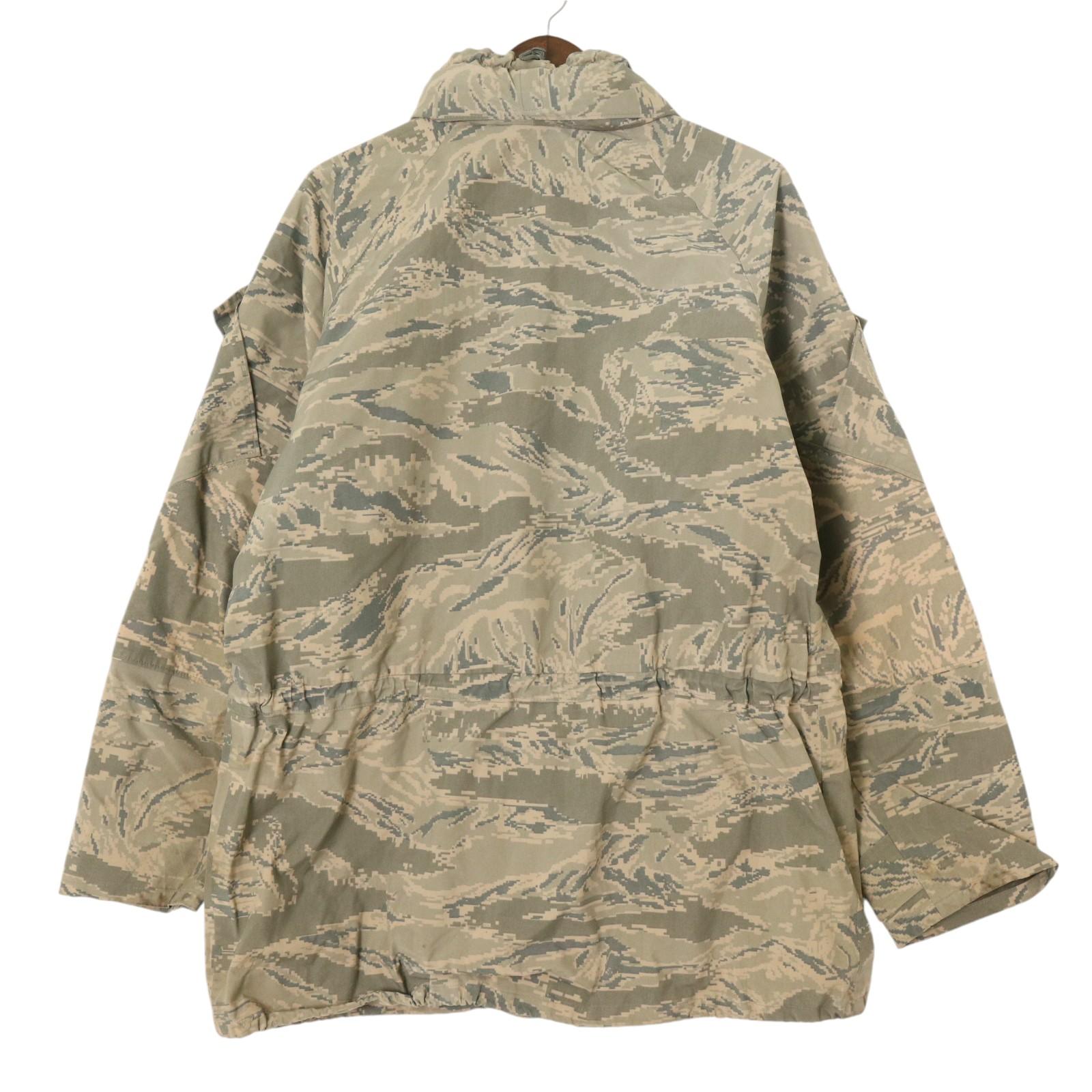 DESCRIPTION ブランド/米軍実物 U.S.AIRFORCE USAF サイズ【サイズ】MEDIUM LONG【実寸】 着丈：約80cm身幅：約63cm裄丈：約89.5cm 主な素材表地 : ナイロン 色グリーン 仕様 00年代2009年フード収納可能、フードドローコード、ウエストドローコード、ベルクロストラップAPECS GORETEX パーカージャケットABUカモ 状態 特記事項： 全体的に薄い汚れがございます。着用に問題はございません。 商品管理番号A1563 ABOUT ITEM商品撮影時の照明やお使いのモニター・ブラウザ等ご覧いただく環境により実物と商品画像の色が多少異なる場合がございます。全てアメリカからの輸入品ですがブランドやアイテムによりそれぞれサイズ感が異なります。生地の伸縮や厚み等、測定に多少の誤差が生じる場合がございますが、表記サイズと合わせまして実寸値を記載させていただいておりますので必ずご確認ください。新品や未使用品と記載があるもの以外は全て中古品ですので、程度は異なりますが使用感がございます。状態は慎重に確認し商品説明や画像により記載しておりますが、全てを記載することは中古品の特性上困難です。ご不明な点やご質問がございましたらお気軽にお問い合わせください。