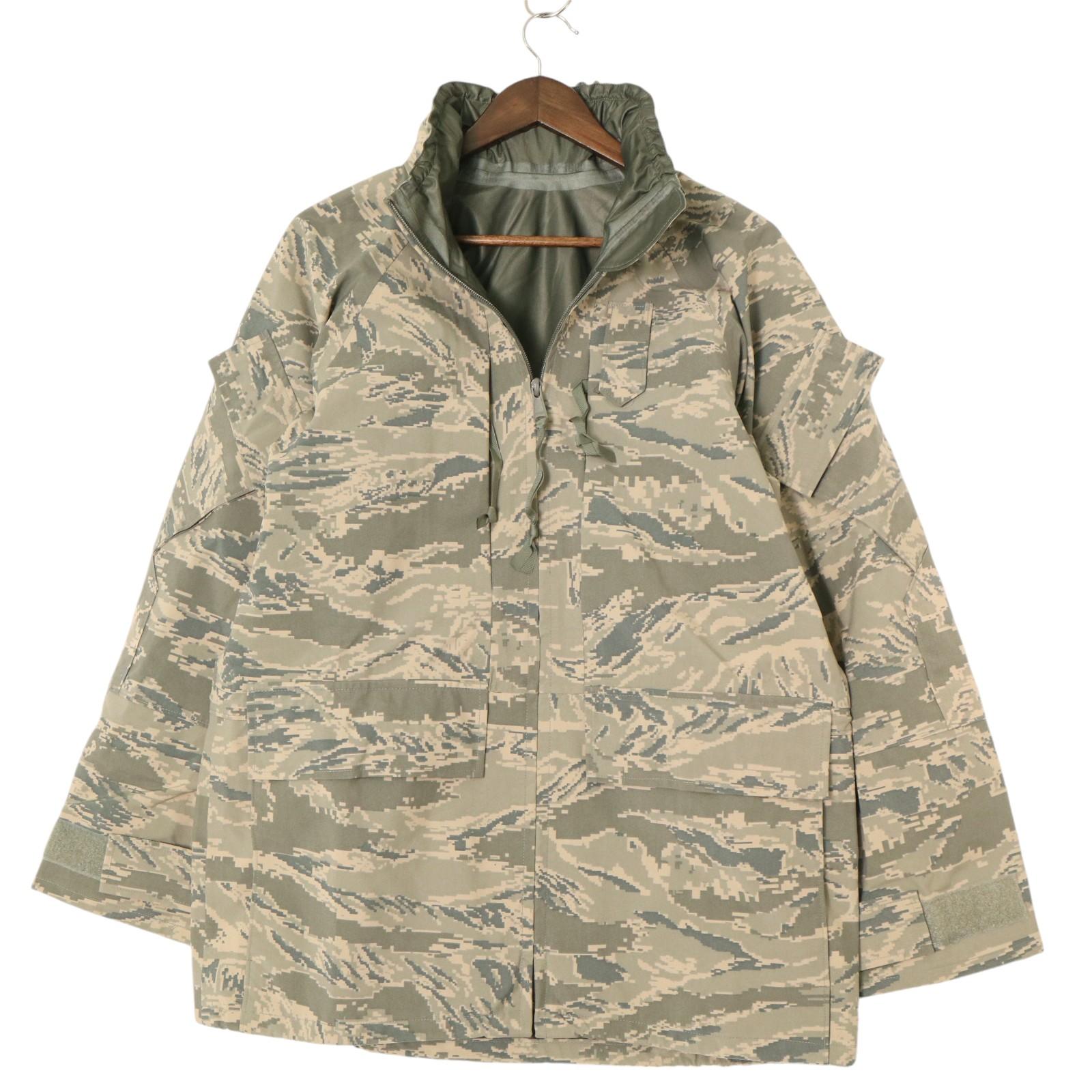 DESCRIPTION ブランド/米軍実物 U.S.AIRFORCE サイズ【サイズ】SMALL REGULAR【実寸】 着丈：約76cm身幅：約59cm裄丈：約85cm 主な素材表地 : ナイロン 色グリーン 仕様 00年代2009年フード収納可能、フードドローコード、ウエストドローコード、ベルクロストラップAPECS GORETEX パーカージャケットABUカモ 状態 特記事項： 袖やフードにごく薄い汚れがございます。着用に問題はございません。 商品管理番号A1564 ABOUT ITEM商品撮影時の照明やお使いのモニター・ブラウザ等ご覧いただく環境により実物と商品画像の色が多少異なる場合がございます。全てアメリカからの輸入品ですがブランドやアイテムによりそれぞれサイズ感が異なります。生地の伸縮や厚み等、測定に多少の誤差が生じる場合がございますが、表記サイズと合わせまして実寸値を記載させていただいておりますので必ずご確認ください。新品や未使用品と記載があるもの以外は全て中古品ですので、程度は異なりますが使用感がございます。状態は慎重に確認し商品説明や画像により記載しておりますが、全てを記載することは中古品の特性上困難です。ご不明な点やご質問がございましたらお気軽にお問い合わせください。