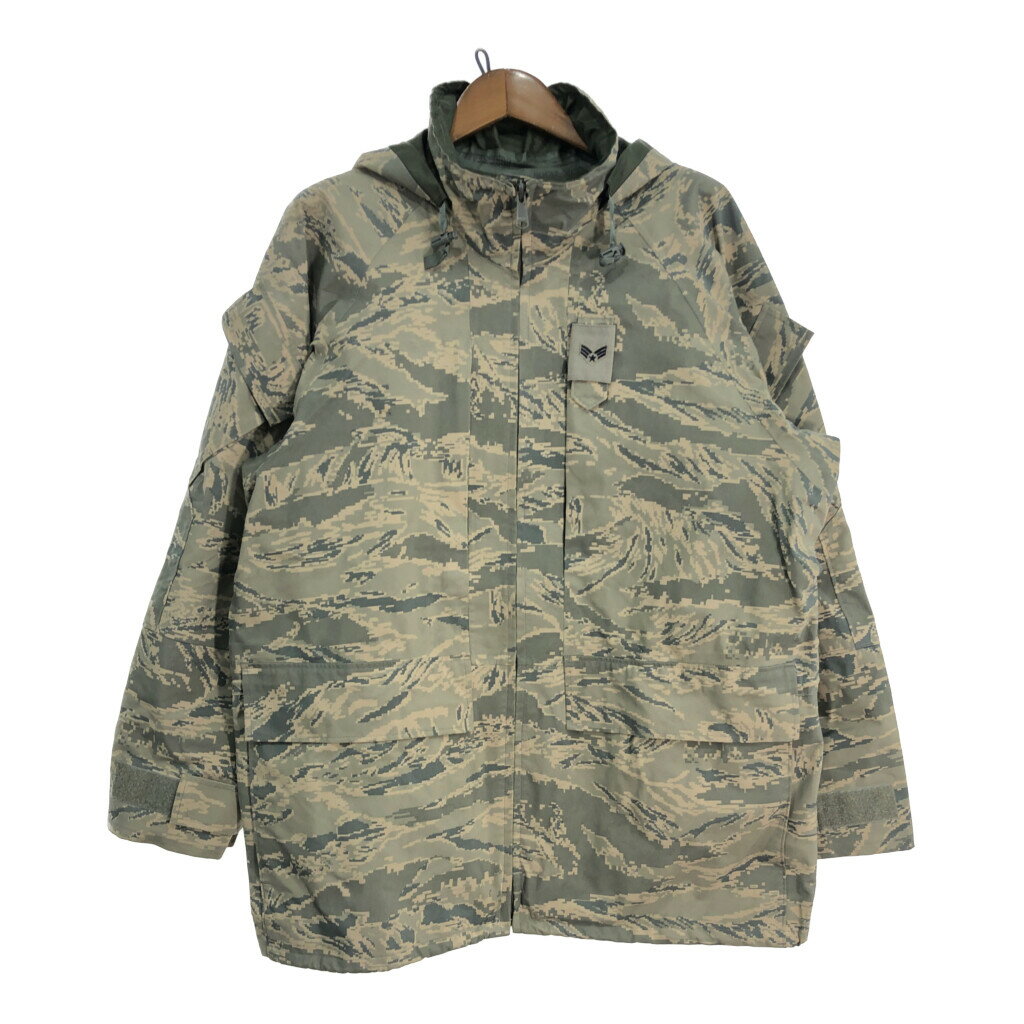 DESCRIPTION ブランド/米軍実物 U.S.AIRFORCE サイズ【サイズ】LARGE LONG【実寸】 着丈：約83cm身幅：約72cm裄丈：約92cm袖下丈：約67cm 主な素材表地 : ナイロン 色グリーン 仕様 00年代2009年フードドローコード、裾ドローコード、ベンチレーション、ベルクロストラップミリタリーAPECS GORETEX パーカージャケットABUカモ 状態 汚れ：袖、脇、裾 商品管理番号S4638 ABOUT ITEM商品撮影時の照明やお使いのモニター・ブラウザ等ご覧いただく環境により実物と商品画像の色が多少異なる場合がございます。全てアメリカからの輸入品ですがブランドやアイテムによりそれぞれサイズ感が異なります。生地の伸縮や厚み等、測定に多少の誤差が生じる場合がございますが、表記サイズと合わせまして実寸値を記載させていただいておりますので必ずご確認ください。新品や未使用品と記載があるもの以外は全て中古品ですので、程度は異なりますが使用感がございます。状態は慎重に確認し商品説明や画像により記載しておりますが、全てを記載することは中古品の特性上困難です。ご不明な点やご質問がございましたらお気軽にお問い合わせください。