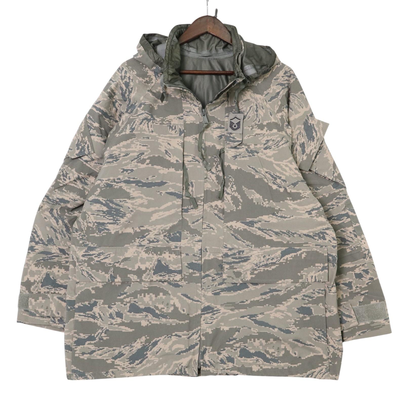 DESCRIPTION ブランド/米軍実物 U.S.AIRFORCE サイズ【サイズ】LARGE REGULAR【実寸】 着丈：約79cm身幅：約70.5cm裄丈：約92cm 主な素材表地 : ナイロン 色グリーン 仕様 00年代2009年フードドローコード、ウエストドローコードAPECS GORETEX パーカージャケットABUカモ 状態 特記事項： 袖内側にスレがございます。着用に問題はございません。 商品管理番号A2984 ABOUT ITEM商品撮影時の照明やお使いのモニター・ブラウザ等ご覧いただく環境により実物と商品画像の色が多少異なる場合がございます。全てアメリカからの輸入品ですがブランドやアイテムによりそれぞれサイズ感が異なります。生地の伸縮や厚み等、測定に多少の誤差が生じる場合がございますが、表記サイズと合わせまして実寸値を記載させていただいておりますので必ずご確認ください。新品や未使用品と記載があるもの以外は全て中古品ですので、程度は異なりますが使用感がございます。状態は慎重に確認し商品説明や画像により記載しておりますが、全てを記載することは中古品の特性上困難です。ご不明な点やご質問がございましたらお気軽にお問い合わせください。