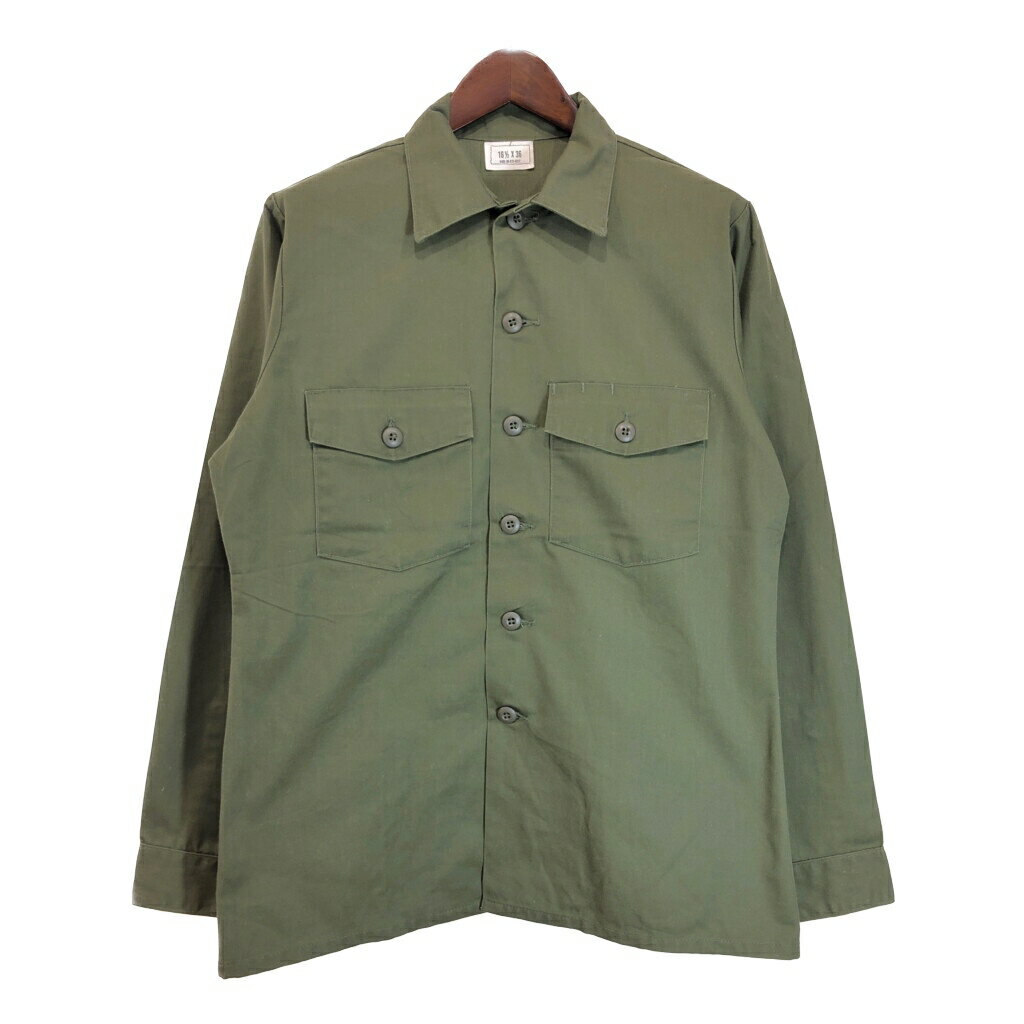 DESCRIPTION ブランド/米軍実物 U.S.AIRFORCE サイズ【サイズ】16 1/2【実寸】 肩幅：約46cm着丈：約76cm身幅：約63cm袖丈：約69cm 主な素材表地 : ポリエステル 色グリーン 仕様 80年代1982年ミリタリーユーティリティシャツ 状態 汚れ：袖先 商品管理番号T7508 ABOUT ITEM商品撮影時の照明やお使いのモニター・ブラウザ等ご覧いただく環境により実物と商品画像の色が多少異なる場合がございます。全てアメリカからの輸入品ですがブランドやアイテムによりそれぞれサイズ感が異なります。生地の伸縮や厚み等、測定に多少の誤差が生じる場合がございますが、表記サイズと合わせまして実寸値を記載させていただいておりますので必ずご確認ください。新品や未使用品と記載があるもの以外は全て中古品ですので、程度は異なりますが使用感がございます。状態は慎重に確認し商品説明や画像により記載しておりますが、全てを記載することは中古品の特性上困難です。ご不明な点やご質問がございましたらお気軽にお問い合わせください。