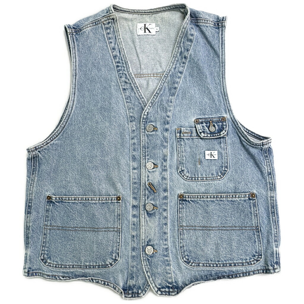 DESCRIPTION ブランドCalvin klein Jeans/カルバンクライン ジーンズ サイズ【サイズ】XL【実寸】 肩幅：約41cm着丈：約61cm身幅：約56cm 主な素材表地 : コットン 色ブルー 仕様 生産国 : USA製90年代 状態 汚れ： 腹部、背中にシミ汚れあり 商品管理番号Y7223 ABOUT ITEM商品撮影時の照明やお使いのモニター・ブラウザ等ご覧いただく環境により実物と商品画像の色が多少異なる場合がございます。全てアメリカからの輸入品ですがブランドやアイテムによりそれぞれサイズ感が異なります。生地の伸縮や厚み等、測定に多少の誤差が生じる場合がございますが、表記サイズと合わせまして実寸値を記載させていただいておりますので必ずご確認ください。新品や未使用品と記載があるもの以外は全て中古品ですので、程度は異なりますが使用感がございます。状態は慎重に確認し商品説明や画像により記載しておりますが、全てを記載することは中古品の特性上困難です。ご不明な点やご質問がございましたらお気軽にお問い合わせください。