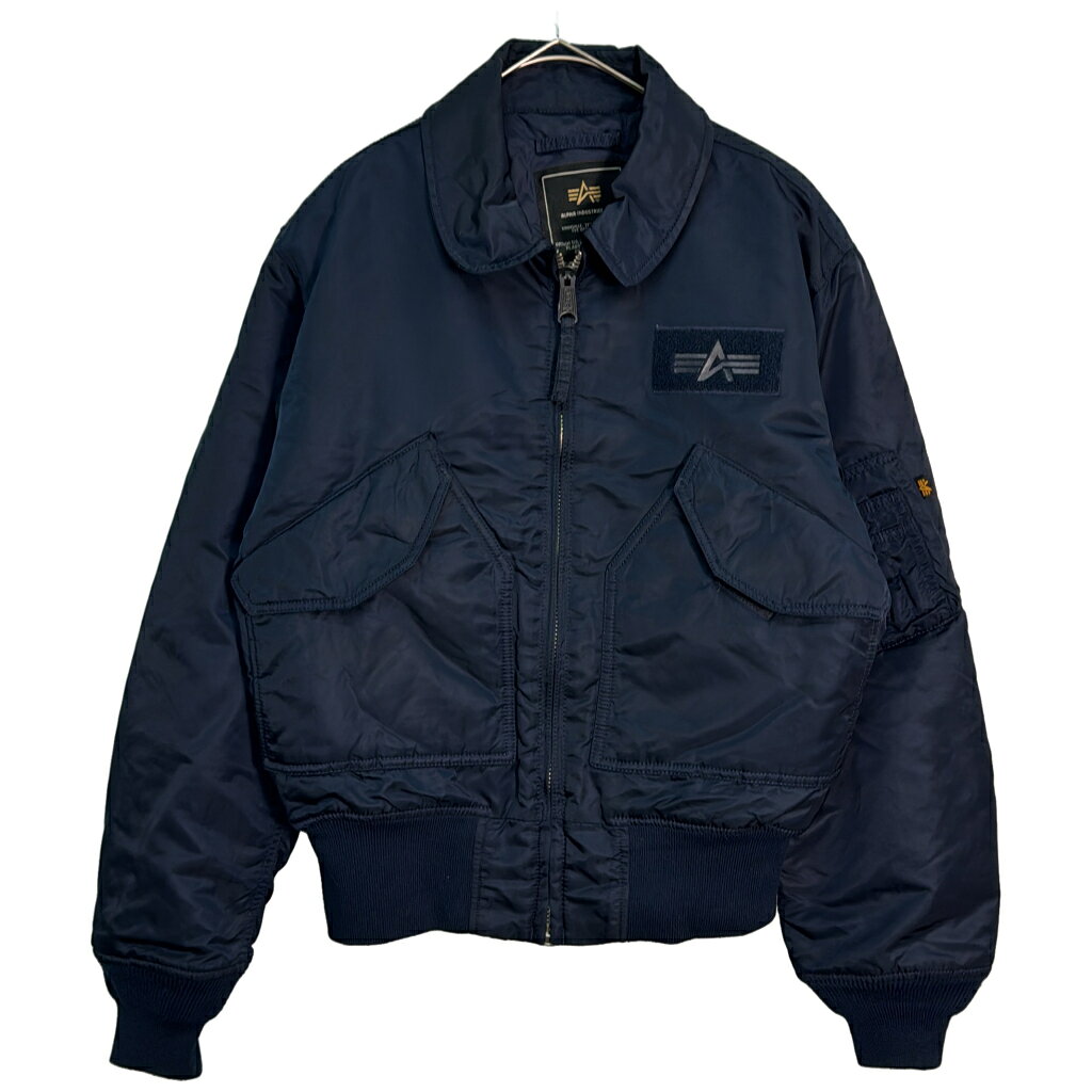 DESCRIPTION ブランドALPHA INDUSTRIES/アルファ インダストリーズ サイズ【サイズ】SMALL【実寸】 肩幅：約50cm着丈：約64cm身幅：約58cm袖丈：約66cm 主な素材表地 : ナイロン裏地 : ポリエステル 色ネイビー 仕様 ミリタリーCWU-45/P フライトジャケット 状態 汚れ： 背中、左袖、腰に薄汚れあり 商品管理番号Y8726 ABOUT ITEM商品撮影時の照明やお使いのモニター・ブラウザ等ご覧いただく環境により実物と商品画像の色が多少異なる場合がございます。全てアメリカからの輸入品ですがブランドやアイテムによりそれぞれサイズ感が異なります。生地の伸縮や厚み等、測定に多少の誤差が生じる場合がございますが、表記サイズと合わせまして実寸値を記載させていただいておりますので必ずご確認ください。新品や未使用品と記載があるもの以外は全て中古品ですので、程度は異なりますが使用感がございます。状態は慎重に確認し商品説明や画像により記載しておりますが、全てを記載することは中古品の特性上困難です。ご不明な点やご質問がございましたらお気軽にお問い合わせください。