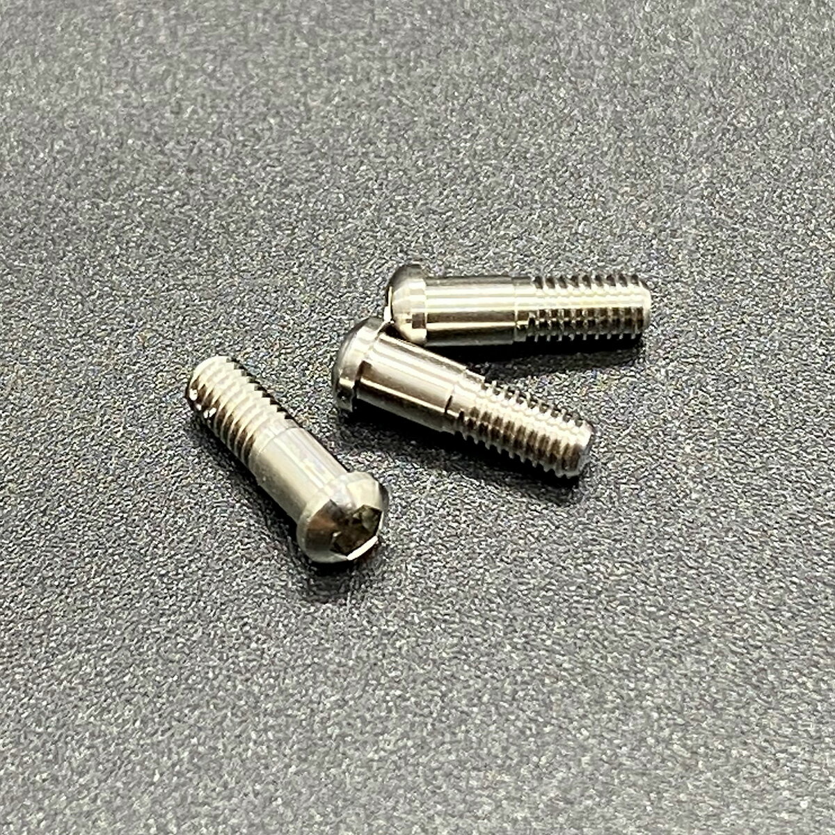 【カケヅカデザインワークス】チタン64スクリュー M2.6×8mm 3本セット（21カルカッタコンクエスト, 23カルカッタコンクエストBFS対応）..