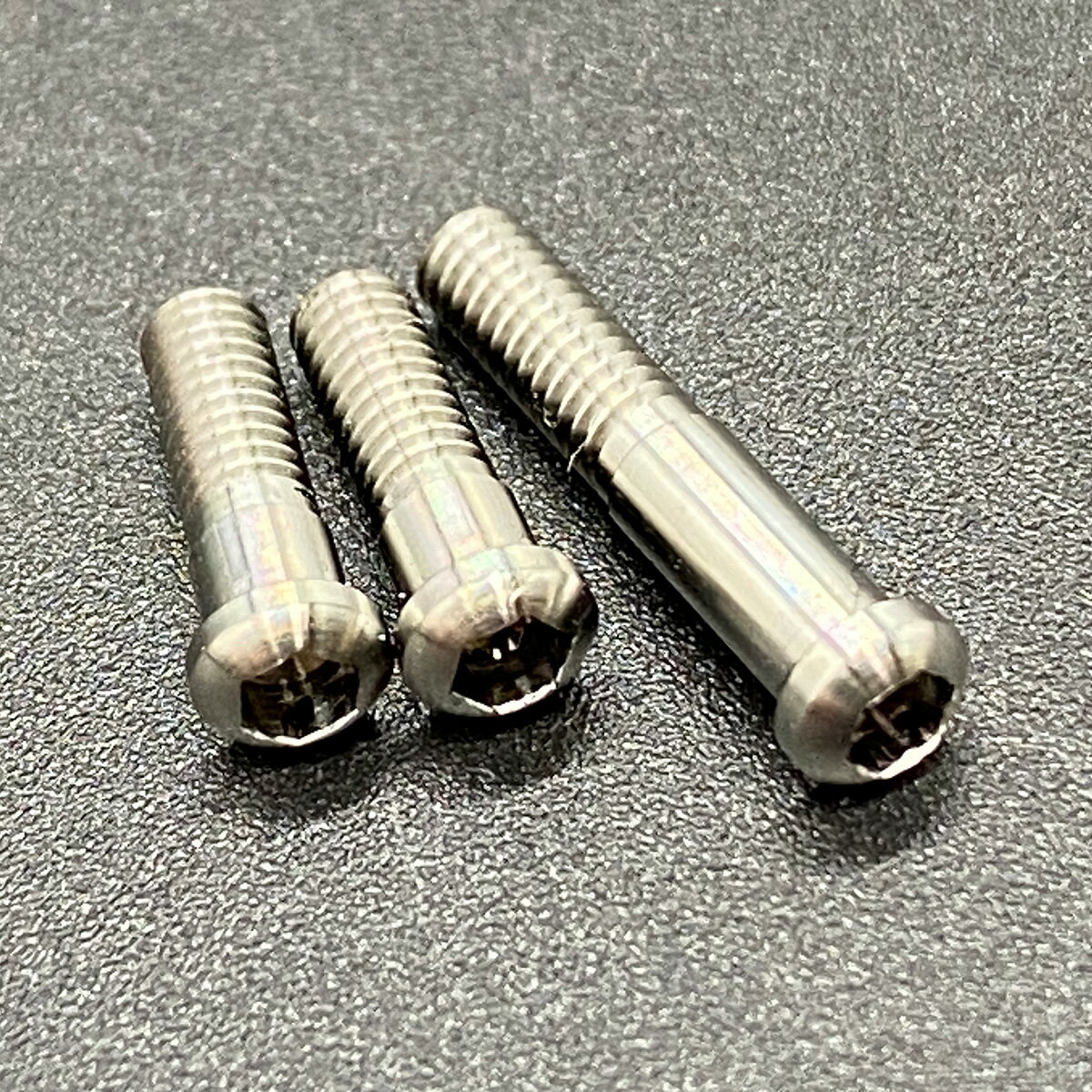 【カケヅカデザインワークス】チタン64スクリュー M2.6（8-8-12.5）3本セット（00-01カルカッタコンクエスト 50, 100, 200サイズ対応）KDW-028