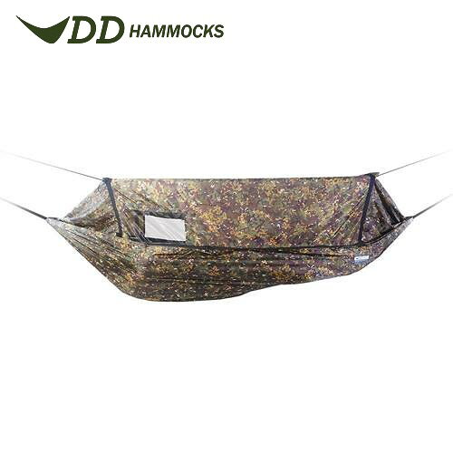DD Nest Hammockは、独自のDD Multicamパターンで頭からつま先まで覆われており、森林環境に完璧に溶け込むように設計されています。 このハンモックは、DDハンモックが提供するすべての実績のある快適さと機能を維持しながら、可能な限り最も秘密のキャンプを保証します。 ひそかなキャンプのために!! 当社の定評のあるFrontline Hammockと同様のデザインで、Nest Hammockは蚊帳を完全なDD Multicamトップカバーに変更しています。 風や昆虫からの広々とした避難所を提供しています。 ハンモックのヘッドエンドにある細かい網目の窓は迷彩能力を損なうことなく良い外見を与えます！ ハンモックの底の通気性よい生地は、二層になっており、DD Inflatable Matのような断熱材を入れる事により、寒い時でも暖かさを保ちます。 【SPEC】 ・サイズ：2.7メートル×1.4メートル ・カラー：DDマルチカム ・重　量：1200g ・重量制限：125kg 【ハンモックの使用注意】 ハンモックに入る前に鋭利なものを取り除いてください 最大推奨体重制限に従ってください 吊る前にすべての吊り索が良好な状態にあることを確認し、ハンモックに入る前に結び目がしっかりしていることを確認してください ハンモックを地面に対して低く設定しすぎず、その下に材料/サスペンションと接触する可能性のある鋭利なものがないか確認してください。 この製品を使用するとき DDハンモックは3歳未満の子供には適していません。 製品の周囲に危険がないようにしてください。 【一般的なケア方法】 材料の強度を保つために、同じ線に沿って折り返しすぎることは避けてください。 涼しく、乾燥した、暗い場所に保管してください 保管する前に、必ずあなたのギア（すべての索具を含む）が完全に乾いていることを確認してください 極端な温度（40℃以上-15℃以下）に長時間さらさないでください。また、炎から少なくとも2mの距離に、ギアを置いてください。 洗濯機で洗わないでください。ぬるま湯を使用して、手だけで慎重に清掃してください 強い紫外線に長時間さらされると材料が弱くなることがあります（紫外線劣化は保証から除外されます）。【DDハンモック DD Hammocks DDネストハンモックマルチカム DD Nest Hammock - MC】 DD Nest Hammockは、独自のDD Multicamパターンで頭からつま先まで覆われており、森林環境に完璧に溶け込むように設計されています。 このハンモックは、DDハンモックが提供するすべての実績のある快適さと機能を維持しながら、可能な限り最も秘密のキャンプを保証します。 ひそかなキャンプのために!! 当社の定評のあるFrontline Hammockと同様のデザインで、Nest Hammockは蚊帳を完全なDD Multicamトップカバーに変更しています。 風や昆虫からの広々とした避難所を提供しています。 ハンモックのヘッドエンドにある細かい網目の窓は迷彩能力を損なうことなく良い外見を与えます！ ハンモックの底の通気性よい生地は、二層になっており、DD Inflatable Matのような断熱材を入れる事により、寒い時でも暖かさを保ちます。 【SPEC】 ・サイズ：2.7メートル×1.4メートル ・カラー：DDマルチカム ・重　量：1200g ・重量制限：125kg 【ハンモックの使用注意】 ハンモックに入る前に鋭利なものを取り除いてください 最大推奨体重制限に従ってください 吊る前にすべての吊り索が良好な状態にあることを確認し、ハンモックに入る前に結び目がしっかりしていることを確認してください ハンモックを地面に対して低く設定しすぎず、その下に材料/サスペンションと接触する可能性のある鋭利なものがないか確認してください。 この製品を使用するとき DDハンモックは3歳未満の子供には適していません。 製品の周囲に危険がないようにしてください。 【一般的なケア方法】 材料の強度を保つために、同じ線に沿って折り返しすぎることは避けてください。 涼しく、乾燥した、暗い場所に保管してください 保管する前に、必ずあなたのギア（すべての索具を含む）が完全に乾いていることを確認してください 極端な温度（40℃以上-15℃以下）に長時間さらさないでください。また、炎から少なくとも2mの距離に、ギアを置いてください。 洗濯機で洗わないでください。ぬるま湯を使用して、手だけで慎重に清掃してください 強い紫外線に長時間さらされると材料が弱くなることがあります（紫外線劣化は保証から除外されます）。