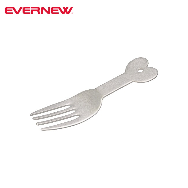 「Tim2 Fork」は、ロングセラーのコンパクトカトラリー「Tim2」シリーズに新たに加わったフォークタイプです。 全長88mm、重量わずか8gという超軽量設計ながら、 ヘッドサイズはレギュラーカトラリーと同等で、一度にしっかり掬える仕様。 従来のスプーンでは難しかった麺類や「刺す」動作をスムーズにし、食事のストレスを解消します。 純チタン製で耐久性・衛生性に優れ、直径100mmのカップに収納可能。 「Tim2 Fork」があれば、麺類も豪快に楽しめます。 【SPEC】 長さ：88mm 幅：25mm 質量：8g 素材：純チタン（国内製造） 生産国：日本【エバニュー EVERNEW tim2フォーク Tim2 Fork 】 「Tim2 Fork」は、ロングセラーのコンパクトカトラリー「Tim2」シリーズに新たに加わったフォークタイプです。 全長88mm、重量わずか8gという超軽量設計ながら、 ヘッドサイズはレギュラーカトラリーと同等で、一度にしっかり掬える仕様。 従来のスプーンでは難しかった麺類や「刺す」動作をスムーズにし、食事のストレスを解消します。 純チタン製で耐久性・衛生性に優れ、直径100mmのカップに収納可能。 「Tim2 Fork」があれば、麺類も豪快に楽しめます。 【SPEC】 長さ：88mm 幅：25mm 質量：8g 素材：純チタン（国内製造） 生産国：日本