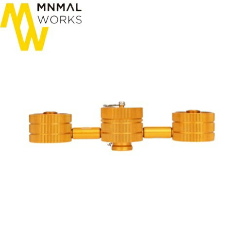 ガスランタンの効果を上げる、イソガス分配器として、1つのイソガスから2個〜3個のランタンを繋げることができます。 1つのランタンを使用した時よりも明るく、一味違う雰囲気を味わうことができます。 材質はアルミニウムでできており、ランタンやランタンポールを頑丈に支えてくれます。 ガスが噴出しない安全性を高い構造になっています。 中心にあるキャップを回すと最大3個のランタンを取り付けることができます。 別売の MINIMALWORKS LANTERN POSTと一緒に使用するのがおすすめです。 【SPEC】 サイズ：123(w)mm 重さ：105g 素材：アルミニウム