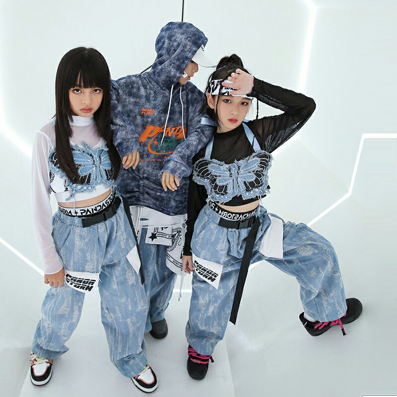 ダンス 衣装 ヒップホップ キッズ セットアップ ガールズ 洗濯表示 変更以前に生産された商品には旧洗濯表示が付いております。また商品によっては洗濯表示が新旧混在している商品もございます。お洗濯前に商品に付いている洗濯表示をご確認ください。 大切な衣類をより長くご使用いただくために、洗濯する前に一度ご覧いただき表示マークをご確認後、洗濯していただくことをおすすめします。 平成28年12月から洗濯表示が変わりました 注意事項 ◆サイズ表記は手作業にて行っておりますので、 実物と若干の誤差が生じる場合があります。 ◆生地にプリントや染めの加工を施しておりますので、細かい染めの不着やプリントの欠けがある場合がございますが不良品の対象ではございません。 ご理解頂きます様お願いいたします。 素材 表地：ポリエステル95%、その他5% サイズ 110・120・130・140・150・160・170 カラー 画像参考 生産国 China 送料 ★運送業者：宅配便/佐川急便 ★3,980円(税込)以上のご購入で送料無料楽しめます。 ○o。安心保障。o○ ●30日間!!サイズ・カラー交換OK♪ 　　・到着日から30日間対応致します。 　　・在庫がある商品に限ります。 　　・出荷時・返送時送料はお客様負担となります。 ●30日間、返品OK◎ 　　※イメージ違いによる返品も可 　　・到着日から30日間対応致します。 　　・出荷時・返送時送料はお客様負担となります。 ●365日間、品質保証!! 　　・到着日から365日間対応致します。 　　・商品の返品・交換を承ります。 　　・袋やタグが無くても対応致します。 ※お客様都合の返品・交換はすべて未使用品に限ります。 商品の在庫はシステム更新のタイミングにより、極稀に品切にも 関わらず受注してしまう恐れがあります。予めご了承下さい。 生地の厚さ ★ ややあり なし 透け感 ★ ややあり なし 伸縮性 ★ あり なし