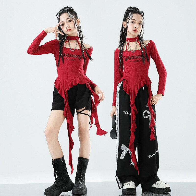 ダンス 衣装 ヒップホップ キッズ セットアップ ガールズ 洗濯表示 変更以前に生産された商品には旧洗濯表示が付いております。また商品によっては洗濯表示が新旧混在している商品もございます。お洗濯前に商品に付いている洗濯表示をご確認ください。 大切な衣類をより長くご使用いただくために、洗濯する前に一度ご覧いただき表示マークをご確認後、洗濯していただくことをおすすめします。 平成28年12月から洗濯表示が変わりました 注意事項 ◆サイズ表記は手作業にて行っておりますので、 実物と若干の誤差が生じる場合があります。 ◆生地にプリントや染めの加工を施しておりますので、細かい染めの不着やプリントの欠けがある場合がございますが不良品の対象ではございません。 ご理解頂きます様お願いいたします。 素材 表地：ポリエステル95%、その他5% サイズ 110・120・130・140・150・160・170・180 カラー 画像参考 生産国 China 送料 ★運送業者：宅配便/佐川急便 ★3,980円(税込)以上のご購入で送料無料楽しめます。 ○o。安心保障。o○ ●30日間!!サイズ・カラー交換OK♪ 　　・到着日から30日間対応致します。 　　・在庫がある商品に限ります。 　　・出荷時・返送時送料はお客様負担となります。 ●30日間、返品OK◎ 　　※イメージ違いによる返品も可 　　・到着日から30日間対応致します。 　　・出荷時・返送時送料はお客様負担となります。 ●365日間、品質保証!! 　　・到着日から365日間対応致します。 　　・商品の返品・交換を承ります。 　　・袋やタグが無くても対応致します。 ※お客様都合の返品・交換はすべて未使用品に限ります。 商品の在庫はシステム更新のタイミングにより、極稀に品切にも 関わらず受注してしまう恐れがあります。予めご了承下さい。 生地の厚さ ★ ややあり なし 透け感 ★ ややあり なし 伸縮性 ★ あり なし