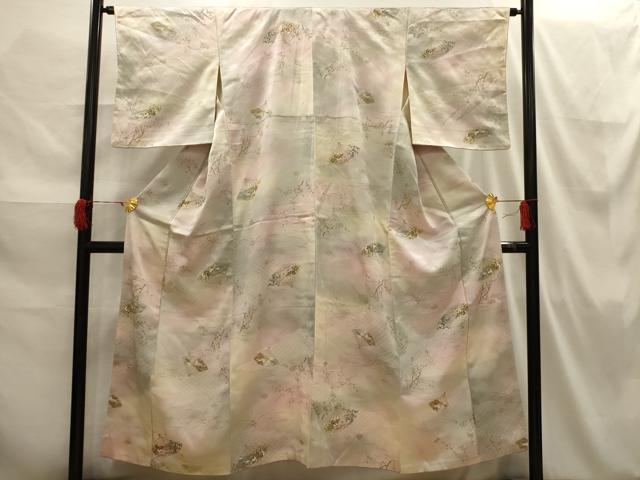 ■■■　サイズ　■■■ 身丈 148cm（肩から） 裄丈 64.5cm 袖丈 48cm　縫込み 4cm 袖幅 32cm 前幅 25cm 後幅 30cm 着物縫いこみ 内揚げ 0cm 裄 お袖側 約2cm　身頃側 約0cm ■■■　商品詳細　■■■ 【正絹】 状態は画像を添付しておりますので、そちらをご確認下さいますよう宜しくお願い致します。 大変上質な逸品になります。 お安く出品致しますので、是非この機会にいかがでしょうか？ ■■■　注意事項　■■■ ■モニター発色の具合により色合いが異なる場合がございます。 ■寸法は多少の誤差が生じる場合がございますのでご了承ください。 ■縫込みの長さが左右非対称の場合は短い部分を記載しております。 左右非対称であってもご返品・お値引き等の保証は出来かねますので、ご了承の上ご購入をお願い致します。 ■シミ等のチェックには注意を払っておりますが、見落としがある場合もございますし、個人の見解も様々ですので神経質な方のご購入はお控えください。 ■箪笥に入っておりました着物や帯なので畳みシワや匂いがあるものもございます。 ■お休みは基本的に土日祝となりますが、その他臨時でお休みする場合がございますのでご了承ください。 ■商品の発送は平日のみの発送となります。 ■夜間と土曜、日曜日はお問い合わせの回答が遅れる場合がございます。 ■当店では、お直し、紋入れ、お手入れ等は承っておりません。 ■生地の状態（ヤケ、経年劣化等）によってはサイズ直しが出来ない場合がございます。 その点もどうかご了承のうえ、ご購入をお願いいたします。 ■弊社で取り扱う商品は一点ものにつき、時期や在庫状況に応じて金額が変更となる場合がございます。 ■検針は行っておりません。予めご了承いただきますようお願いいたします。 ■【洗える着物】と記載のある商品におきましては、商品お届け後に洗濯を行ってしまってからのご返品にはご対応しかねます。 念の為、専門店でのお手入れをお願いいたします。 ■着物のサイズ目安は下記を参考ください↓ ＜女性着物＞　お端折り次第で＋5cm　−1cmが着用可能サイズ 　例）身丈170cmの場合、身長160cm〜175cm ＜男性着物＞　身丈＋約25cm〜27cm程が適応身長 　例）身丈155cmの場合、身長180〜182cm