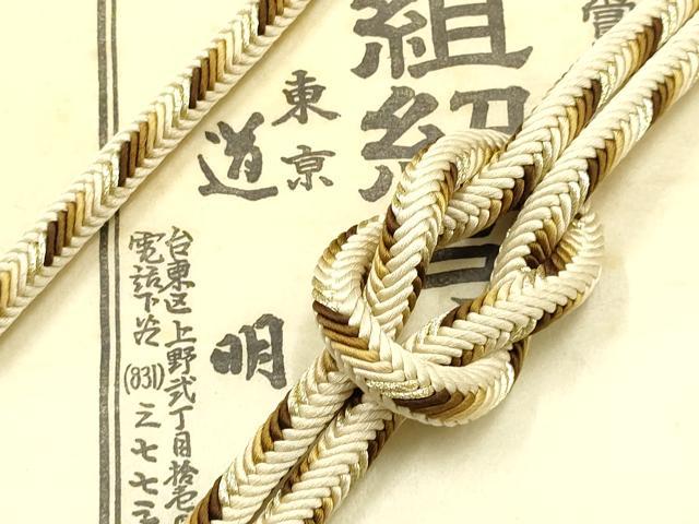 ■■■　サイズ　■■■ 長さ　約147.5cm（房を除く） ■■■　商品詳細　■■■ 【正絹】 状態は参考画像のように所々に薄い汚れがございます。 大変上質な逸品になります。 お安く出品致しますので、是非この機会にいかがでしょうか？ ■■■　注意事項　■■■ ■モニター発色の具合により色合いが異なる場合がございます。 ■寸法は多少の誤差が生じる場合がございますのでご了承ください。 ■縫込みの長さが左右非対称の場合は短い部分を記載しております。 左右非対称であってもご返品・お値引き等の保証は出来かねますので、ご了承の上ご購入をお願い致します。 ■シミ等のチェックには注意を払っておりますが、見落としがある場合もございますし、個人の見解も様々ですので神経質な方のご購入はお控えください。 ■箪笥に入っておりました着物や帯なので畳みシワや匂いがあるものもございます。 ■お休みは基本的に土日祝となりますが、その他臨時でお休みする場合がございますのでご了承ください。 ■商品の発送は平日のみの発送となります。 ■夜間と土曜、日曜日はお問い合わせの回答が遅れる場合がございます。 ■当店では、お直し、紋入れ、お手入れ等は承っておりません。 ■生地の状態（ヤケ、経年劣化等）によってはサイズ直しが出来ない場合がございます。 その点もどうかご了承のうえ、ご購入をお願いいたします。 ■弊社で取り扱う商品は一点ものにつき、時期や在庫状況に応じて金額が変更となる場合がございます。 ■検針は行っておりません。予めご了承いただきますようお願いいたします。 ■【洗える着物】と記載のある商品におきましては、商品お届け後に洗濯を行ってしまってからのご返品にはご対応しかねます。 念の為、専門店でのお手入れをお願いいたします。 ■着物のサイズ目安は下記を参考ください↓ ＜女性着物＞　お端折り次第で＋5cm　−1cmが着用可能サイズ 　例）身丈170cmの場合、身長160cm〜175cm ＜男性着物＞　身丈＋約25cm〜27cm程が適応身長 　例）身丈155cmの場合、身長180〜182cm