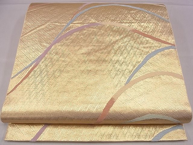 ■■■　サイズ　■■■ 長さ 414cm 幅 31cm程 ■■■　商品詳細　■■■ 【正絹・芯なし】 状態は締めてはおりますが 特に目立ったシミ汚れなどもなく大変良い状態です。 大変上質な逸品になります。 お安く出品致しますので、是非この機会にいかがでしょうか？ ■■■　注意事項　■■■ ■モニター発色の具合により色合いが異なる場合がございます。 ■寸法は多少の誤差が生じる場合がございますのでご了承ください。 ■縫込みの長さが左右非対称の場合は短い部分を記載しております。 左右非対称であってもご返品・お値引き等の保証は出来かねますので、ご了承の上ご購入をお願い致します。 ■シミ等のチェックには注意を払っておりますが、見落としがある場合もございますし、個人の見解も様々ですので神経質な方のご購入はお控えください。 ■箪笥に入っておりました着物や帯なので畳みシワや匂いがあるものもございます。 ■お休みは基本的に土日祝となりますが、その他臨時でお休みする場合がございますのでご了承ください。 ■商品の発送は平日のみの発送となります。 ■夜間と土曜、日曜日はお問い合わせの回答が遅れる場合がございます。 ■当店では、お直し、紋入れ、お手入れ等は承っておりません。 ■生地の状態（ヤケ、経年劣化等）によってはサイズ直しが出来ない場合がございます。 その点もどうかご了承のうえ、ご購入をお願いいたします。 ■弊社で取り扱う商品は一点ものにつき、時期や在庫状況に応じて金額が変更となる場合がございます。 ■検針は行っておりません。予めご了承いただきますようお願いいたします。 ■【洗える着物】と記載のある商品におきましては、商品お届け後に洗濯を行ってしまってからのご返品にはご対応しかねます。 念の為、専門店でのお手入れをお願いいたします。 ■着物のサイズ目安は下記を参考ください↓ ＜女性着物＞　お端折り次第で＋5cm　−1cmが着用可能サイズ 　例）身丈170cmの場合、身長160cm〜175cm ＜男性着物＞　身丈＋約25cm〜27cm程が適応身長 　例）身丈155cmの場合、身長180〜182cm
