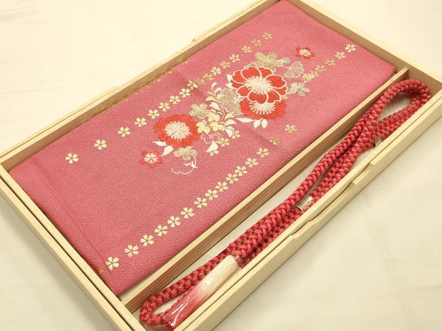 ■■■　サイズ　■■■ %1% ■■■　商品詳細　■■■ 【未使用】 状態は参考画像のように薄い汚れがございます。 大変上質な逸品になります。 お安く出品致しますので、是非この機会にいかがでしょうか？ ■■■　注意事項　■■■ ■モニター発色の具合により色合いが異なる場合がございます。 ■寸法は多少の誤差が生じる場合がございますのでご了承ください。 ■縫込みの長さが左右非対称の場合は短い部分を記載しております。 左右非対称であってもご返品・お値引き等の保証は出来かねますので、ご了承の上ご購入をお願い致します。 ■シミ等のチェックには注意を払っておりますが、見落としがある場合もございますし、個人の見解も様々ですので神経質な方のご購入はお控えください。 ■箪笥に入っておりました着物や帯なので畳みシワや匂いがあるものもございます。 ■お休みは基本的に土日祝となりますが、その他臨時でお休みする場合がございますのでご了承ください。 ■商品の発送は平日のみの発送となります。 ■夜間と土曜、日曜日はお問い合わせの回答が遅れる場合がございます。 ■当店では、お直し、紋入れ、お手入れ等は承っておりません。 ■生地の状態（ヤケ、経年劣化等）によってはサイズ直しが出来ない場合がございます。 その点もどうかご了承のうえ、ご購入をお願いいたします。 ■弊社で取り扱う商品は一点ものにつき、時期や在庫状況に応じて金額が変更となる場合がございます。 ■検針は行っておりません。予めご了承いただきますようお願いいたします。 ■【洗える着物】と記載のある商品におきましては、商品お届け後に洗濯を行ってしまってからのご返品にはご対応しかねます。 念の為、専門店でのお手入れをお願いいたします。 ■着物のサイズ目安は下記を参考ください↓ ＜女性着物＞　お端折り次第で＋5?　−10?が着用可能サイズ 　例）身丈170?の場合、身長160?〜175? ＜男性着物＞　身丈＋約25?〜27?程が適応身長 　例）身丈155?の場合、身長180〜182?