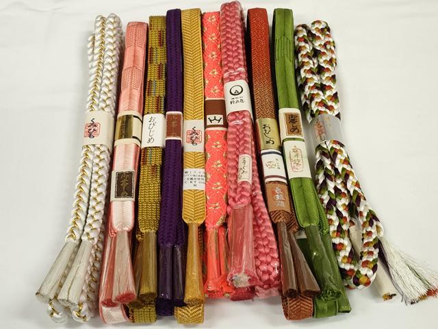 ■■■　商品詳細　■■■ 【未使用】 ※こちらのお品はまとめての出品となりますので、 サイズ等の詳細は記載しておりません。 ご理解の上でのご入札をお願い致します。 大変上質な逸品になります。 お安く出品致しますので、是非この機会にいかがでしょうか？ ■■■　注意事項　■■■ ■モニター発色の具合により色合いが異なる場合がございます。 ■寸法は多少の誤差が生じる場合がございますのでご了承ください。 ■縫込みの長さが左右非対称の場合は短い部分を記載しております。 左右非対称であってもご返品・お値引き等の保証は出来かねますので、ご了承の上ご購入をお願い致します。 ■シミ等のチェックには注意を払っておりますが、見落としがある場合もございますし、個人の見解も様々ですので神経質な方のご購入はお控えください。 ■箪笥に入っておりました着物や帯なので畳みシワや匂いがあるものもございます。 ■お休みは基本的に土日祝となりますが、その他臨時でお休みする場合がございますのでご了承ください。 ■商品の発送は平日のみの発送となります。 ■夜間と土曜、日曜日はお問い合わせの回答が遅れる場合がございます。 ■当店では、お直し、紋入れ、お手入れ等は承っておりません。 ■生地の状態（ヤケ、経年劣化等）によってはサイズ直しが出来ない場合がございます。 その点もどうかご了承のうえ、ご購入をお願いいたします。 ■弊社で取り扱う商品は一点ものにつき、時期や在庫状況に応じて金額が変更となる場合がございます。 ■検針は行っておりません。予めご了承いただきますようお願いいたします。 ■【洗える着物】と記載のある商品におきましては、商品お届け後に洗濯を行ってしまってからのご返品にはご対応しかねます。 念の為、専門店でのお手入れをお願いいたします。 ■着物のサイズ目安は下記を参考ください↓ ＜女性着物＞　お端折り次第で＋5cm　−1cmが着用可能サイズ 　例）身丈170cmの場合、身長160cm〜175cm ＜男性着物＞　身丈＋約25cm〜27cm程が適応身長 　例）身丈155cmの場合、身長180〜182cm