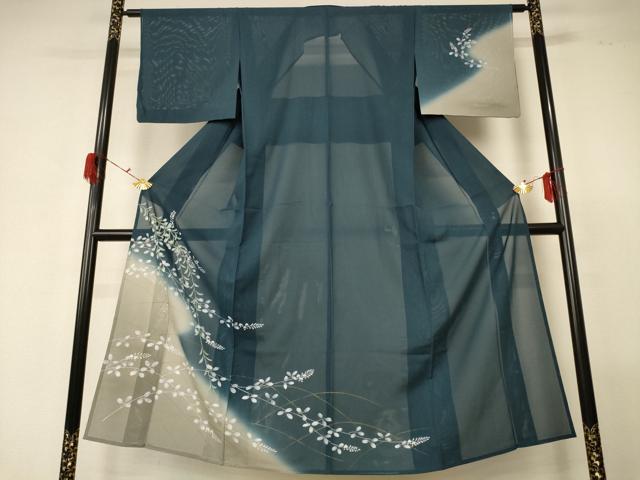 ■■■　サイズ　■■■ 身丈 146.5cm（肩から） 裄丈 61.5cm 袖丈 42.5cm　縫込み 4.5cm 袖幅 32cm 前幅 23cm 後幅 28.5cm 着物縫いこみ 内揚げ 13.5cm 裄 お袖側 約2cm　身頃側 約3.5cm ■■■　商品詳細　■■■ 【正絹】 状態は接写画像のように衿山に汚れがございますが その他特に目立ったシミ汚れなどもなく大変良い状態です。 大変上質な逸品になります。 お安く出品致しますので、是非この機会にいかがでしょうか？ ■■■　注意事項　■■■ ■モニター発色の具合により色合いが異なる場合がございます。 ■寸法は多少の誤差が生じる場合がございますのでご了承ください。 ■縫込みの長さが左右非対称の場合は短い部分を記載しております。 左右非対称であってもご返品・お値引き等の保証は出来かねますので、ご了承の上ご購入をお願い致します。 ■シミ等のチェックには注意を払っておりますが、見落としがある場合もございますし、個人の見解も様々ですので神経質な方のご購入はお控えください。 ■箪笥に入っておりました着物や帯なので畳みシワや匂いがあるものもございます。 ■お休みは基本的に土日祝となりますが、その他臨時でお休みする場合がございますのでご了承ください。 ■商品の発送は平日のみの発送となります。 ■夜間と土曜、日曜日はお問い合わせの回答が遅れる場合がございます。 ■当店では、お直し、紋入れ、お手入れ等は承っておりません。 ■生地の状態（ヤケ、経年劣化等）によってはサイズ直しが出来ない場合がございます。 その点もどうかご了承のうえ、ご購入をお願いいたします。 ■弊社で取り扱う商品は一点ものにつき、時期や在庫状況に応じて金額が変更となる場合がございます。 ■検針は行っておりません。予めご了承いただきますようお願いいたします。 ■【洗える着物】と記載のある商品におきましては、商品お届け後に洗濯を行ってしまってからのご返品にはご対応しかねます。 念の為、専門店でのお手入れをお願いいたします。 ■着物のサイズ目安は下記を参考ください↓ ＜女性着物＞　お端折り次第で＋5cm　−1cmが着用可能サイズ 　例）身丈170cmの場合、身長160cm〜175cm ＜男性着物＞　身丈＋約25cm〜27cm程が適応身長 　例）身丈155cmの場合、身長180〜182cm