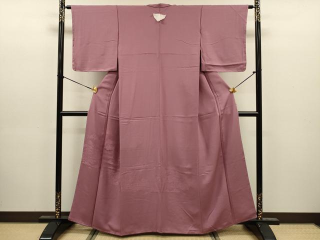 ■■■　サイズ　■■■ 身丈 159cm（肩から） 裄丈 62cm 袖丈 47.5cm　縫込み 4.5cm 袖幅 32.5cm 前幅 24cm 後幅 29cm 着物縫いこみ 内揚げ 3cm 裄 お袖側 約5.5cm　身頃側 約8.5cm ■■■　商品詳細　■■■ 【正絹・一つ紋・未使用】 状態は特に目立ったシミ汚れなどもなく大変良い状態です。 大変上質な逸品になります。 お安く出品致しますので、是非この機会にいかがでしょうか？ ■■■　注意事項　■■■ ■モニター発色の具合により色合いが異なる場合がございます。 ■寸法は多少の誤差が生じる場合がございますのでご了承ください。 ■縫込みの長さが左右非対称の場合は短い部分を記載しております。 左右非対称であってもご返品・お値引き等の保証は出来かねますので、ご了承の上ご購入をお願い致します。 ■シミ等のチェックには注意を払っておりますが、見落としがある場合もございますし、個人の見解も様々ですので神経質な方のご購入はお控えください。 ■箪笥に入っておりました着物や帯なので畳みシワや匂いがあるものもございます。 ■お休みは基本的に土日祝となりますが、その他臨時でお休みする場合がございますのでご了承ください。 ■商品の発送は平日のみの発送となります。 ■夜間と土曜、日曜日はお問い合わせの回答が遅れる場合がございます。 ■当店では、お直し、紋入れ、お手入れ等は承っておりません。 ■生地の状態（ヤケ、経年劣化等）によってはサイズ直しが出来ない場合がございます。 その点もどうかご了承のうえ、ご購入をお願いいたします。 ■弊社で取り扱う商品は一点ものにつき、時期や在庫状況に応じて金額が変更となる場合がございます。 ■検針は行っておりません。予めご了承いただきますようお願いいたします。 ■【洗える着物】と記載のある商品におきましては、商品お届け後に洗濯を行ってしまってからのご返品にはご対応しかねます。 念の為、専門店でのお手入れをお願いいたします。 ■写真に写っている物が全てになります。それ以外の付属品はございませんのでご了承ください。 ■状態に関する写真につきましては、掲載可能な写真枚数に限りがあるため、各箇所につき1枚参考画像を掲載しております。 ■着物のサイズ目安は下記を参考ください↓ ＜女性着物＞　お端折り次第で＋5cm　−1cmが着用可能サイズ 　例）身丈170cmの場合、身長160cm〜175cm ＜男性着物＞　身丈＋約25cm〜27cm程が適応身長 　例）身丈155cmの場合、身長180〜182cm