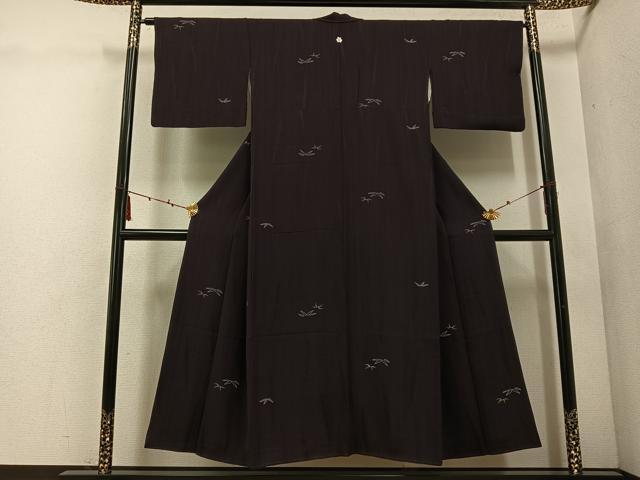 ■■■　サイズ　■■■ 身丈 145.5cm（肩から） 裄丈 63.5cm 袖丈 41cm　縫込み 4cm 袖幅 32cm 前幅 26.5cm 後幅 29.5cm 着物縫いこみ 内揚げ 5cm 裄 お袖側 約2cm　身頃側 約1cm ■■■　商品詳細　■■■ 【正絹・一つ紋】 状態は画像を添付しておりますので、そちらをご確認下さいますよう宜しくお願い致します。 大変上質な逸品になります。 お安く出品致しますので、是非この機会にいかがでしょうか？ ■■■　注意事項　■■■ ■モニター発色の具合により色合いが異なる場合がございます。 ■寸法は多少の誤差が生じる場合がございますのでご了承ください。 ■縫込みの長さが左右非対称の場合は短い部分を記載しております。 左右非対称であってもご返品・お値引き等の保証は出来かねますので、ご了承の上ご購入をお願い致します。 ■シミ等のチェックには注意を払っておりますが、見落としがある場合もございますし、個人の見解も様々ですので神経質な方のご購入はお控えください。 ■箪笥に入っておりました着物や帯なので畳みシワや匂いがあるものもございます。 ■お休みは基本的に土日祝となりますが、その他臨時でお休みする場合がございますのでご了承ください。 ■商品の発送は平日のみの発送となります。 ■夜間と土曜、日曜日はお問い合わせの回答が遅れる場合がございます。 ■当店では、お直し、紋入れ、お手入れ等は承っておりません。 ■生地の状態（ヤケ、経年劣化等）によってはサイズ直しが出来ない場合がございます。 その点もどうかご了承のうえ、ご購入をお願いいたします。 ■弊社で取り扱う商品は一点ものにつき、時期や在庫状況に応じて金額が変更となる場合がございます。 ■検針は行っておりません。予めご了承いただきますようお願いいたします。 ■【洗える着物】と記載のある商品におきましては、商品お届け後に洗濯を行ってしまってからのご返品にはご対応しかねます。 念の為、専門店でのお手入れをお願いいたします。 ■着物のサイズ目安は下記を参考ください↓ ＜女性着物＞　お端折り次第で＋5cm　−1cmが着用可能サイズ 　例）身丈170cmの場合、身長160cm〜175cm ＜男性着物＞　身丈＋約25cm〜27cm程が適応身長 　例）身丈155cmの場合、身長180〜182cm