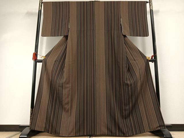 ■■■　サイズ　■■■ 身丈 163cm（肩から） 裄丈 65cm 袖丈 48cm　縫込み 5.5cm 袖幅 33cm 前幅 27cm 後幅 31cm 着物縫いこみ 内揚げ 3.5cm 裄 お袖側 約2.5cm　身頃側 約3cm ■■■　商品詳細　■■■ 【正絹】 状態は特に目立ったシミ汚れなどもなく大変良い状態です。 大変上質な逸品になります。 お安く出品致しますので、是非この機会にいかがでしょうか？ ■■■　注意事項　■■■ ■モニター発色の具合により色合いが異なる場合がございます。 ■寸法は多少の誤差が生じる場合がございますのでご了承ください。 ■縫込みの長さが左右非対称の場合は短い部分を記載しております。 左右非対称であってもご返品・お値引き等の保証は出来かねますので、ご了承の上ご購入をお願い致します。 ■シミ等のチェックには注意を払っておりますが、見落としがある場合もございますし、個人の見解も様々ですので神経質な方のご購入はお控えください。 ■箪笥に入っておりました着物や帯なので畳みシワや匂いがあるものもございます。 ■お休みは基本的に土日祝となりますが、その他臨時でお休みする場合がございますのでご了承ください。 ■商品の発送は平日のみの発送となります。 ■夜間と土曜、日曜日はお問い合わせの回答が遅れる場合がございます。 ■当店では、お直し、紋入れ、お手入れ等は承っておりません。 ■生地の状態（ヤケ、経年劣化等）によってはサイズ直しが出来ない場合がございます。 その点もどうかご了承のうえ、ご購入をお願いいたします。 ■弊社で取り扱う商品は一点ものにつき、時期や在庫状況に応じて金額が変更となる場合がございます。 ■検針は行っておりません。予めご了承いただきますようお願いいたします。 ■【洗える着物】と記載のある商品におきましては、商品お届け後に洗濯を行ってしまってからのご返品にはご対応しかねます。 念の為、専門店でのお手入れをお願いいたします。 ■写真に写っている物が全てになります。それ以外の付属品はございませんのでご了承ください。 ■状態に関する写真につきましては、掲載可能な写真枚数に限りがあるため、各箇所につき1枚参考画像を掲載しております。 ■着物のサイズ目安は下記を参考ください↓ ＜女性着物＞　お端折り次第で＋5cm　－1cmが着用可能サイズ 　例）身丈170cmの場合、身長160cm～175cm ＜男性着物＞　身丈＋約25cm～27cm程が適応身長 　例）身丈155cmの場合、身長180～182cm
