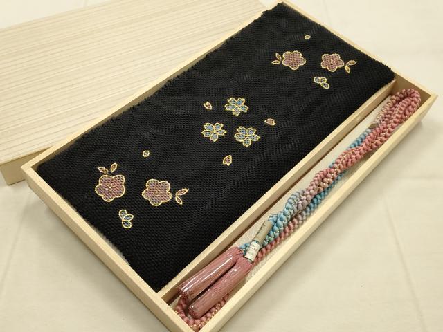 ■■■　商品詳細　■■■ 【未使用】 状態は特に目立ったシミ汚れなどもなく大変良い状態です。 大変上質な逸品になります。 お安く出品致しますので、是非この機会にいかがでしょうか？ 帯締め長さ　約157cm ■■■　注意事項　■■■ ■モニター発色の具合により色合いが異なる場合がございます。 ■寸法は多少の誤差が生じる場合がございますのでご了承ください。 ■縫込みの長さが左右非対称の場合は短い部分を記載しております。 左右非対称であってもご返品・お値引き等の保証は出来かねますので、ご了承の上ご購入をお願い致します。 ■シミ等のチェックには注意を払っておりますが、見落としがある場合もございますし、個人の見解も様々ですので神経質な方のご購入はお控えください。 ■箪笥に入っておりました着物や帯なので畳みシワや匂いがあるものもございます。 ■お休みは基本的に土日祝となりますが、その他臨時でお休みする場合がございますのでご了承ください。 ■商品の発送は平日のみの発送となります。 ■夜間と土曜、日曜日はお問い合わせの回答が遅れる場合がございます。 ■当店では、お直し、紋入れ、お手入れ等は承っておりません。 ■生地の状態（ヤケ、経年劣化等）によってはサイズ直しが出来ない場合がございます。 その点もどうかご了承のうえ、ご購入をお願いいたします。 ■弊社で取り扱う商品は一点ものにつき、時期や在庫状況に応じて金額が変更となる場合がございます。 ■検針は行っておりません。予めご了承いただきますようお願いいたします。 ■【洗える着物】と記載のある商品におきましては、商品お届け後に洗濯を行ってしまってからのご返品にはご対応しかねます。 念の為、専門店でのお手入れをお願いいたします。 ■写真に写っている物が全てになります。それ以外の付属品はございませんのでご了承ください。 ■状態に関する写真につきましては、掲載可能な写真枚数に限りがあるため、各箇所につき1枚参考画像を掲載しております。 ■着物のサイズ目安は下記を参考ください↓ ＜女性着物＞　お端折り次第で＋5cm　－1cmが着用可能サイズ 　例）身丈170cmの場合、身長160cm～175cm ＜男性着物＞　身丈＋約25cm～27cm程が適応身長 　例）身丈155cmの場合、身長180～182cm