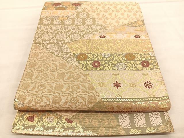 ■■■　サイズ　■■■ 長さ 432cm 幅 31cm程 ■■■　商品詳細　■■■ 【正絹】 詳細に関しましては、画像をご確認ください。 大変上質な逸品になります。 お安く出品致しますので、是非この機会にいかがでしょうか？ ※汚れ等に関しましては、着用時には見えない部分になると思いますのであまり気にならずお召になれるかと思います。 ■■■　注意事項　■■■ ■モニター発色の具合により色合いが異なる場合がございます。 ■寸法は多少の誤差が生じる場合がございますのでご了承ください。 ■縫込みの長さが左右非対称の場合は短い部分を記載しております。 左右非対称であってもご返品・お値引き等の保証は出来かねますので、ご了承の上ご購入をお願い致します。 ■シミ等のチェックには注意を払っておりますが、見落としがある場合もございますし、個人の見解も様々ですので神経質な方のご購入はお控えください。 ■箪笥に入っておりました着物や帯なので畳みシワや匂いがあるものもございます。 ■お休みは基本的に土日祝となりますが、その他臨時でお休みする場合がございますのでご了承ください。 ■商品の発送は平日のみの発送となります。 ■夜間と土曜、日曜日はお問い合わせの回答が遅れる場合がございます。 ■当店では、お直し、紋入れ、お手入れ等は承っておりません。 ■生地の状態（ヤケ、経年劣化等）によってはサイズ直しが出来ない場合がございます。 その点もどうかご了承のうえ、ご購入をお願いいたします。 ■弊社で取り扱う商品は一点ものにつき、時期や在庫状況に応じて金額が変更となる場合がございます。 ■検針は行っておりません。予めご了承いただきますようお願いいたします。 ■【洗える着物】と記載のある商品におきましては、商品お届け後に洗濯を行ってしまってからのご返品にはご対応しかねます。 念の為、専門店でのお手入れをお願いいたします。 ■着物のサイズ目安は下記を参考ください↓ ＜女性着物＞　お端折り次第で＋5cm　−1cmが着用可能サイズ 　例）身丈170cmの場合、身長160cm〜175cm ＜男性着物＞　身丈＋約25cm〜27cm程が適応身長 　例）身丈155cmの場合、身長180〜182cm