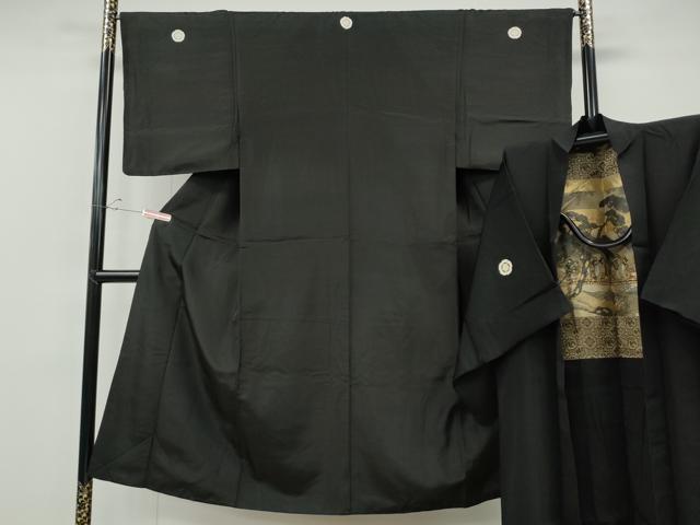 ■■■　サイズ　■■■ 【着物】 身丈 143cm（肩から） 裄丈 66cm 袖丈 51cm　縫込み 3cm 袖幅 33cm 前幅 24.5cm 後幅 30cm 着物縫いこみ 内揚げ 0cm 裄 お袖側 約1cm　身頃側 約0cm 【羽織】 身丈 98cm（肩から） 裄丈 67cm 袖丈 50.5cm　縫込み 7cm 袖幅 34cm 前幅 17.5cm 後幅 30cm 裄 お袖側 約3cm　身頃側 約1.5cm ■■■　商品詳細　■■■ 【正絹・五つ紋】 着物の状態は接写画像のように後身頃に薄い汚れがございますが その他特に目立ったシミ汚れなどもなく大変良い状態です。 羽織の状態は特に目立ったシミ汚れなどもなく大変良い状態です。 大変上質な逸品になります。 お安く出品致しますので、是非この機会にいかがでしょうか？ ■■■　注意事項　■■■ ■モニター発色の具合により色合いが異なる場合がございます。 ■寸法は多少の誤差が生じる場合がございますのでご了承ください。 ■縫込みの長さが左右非対称の場合は短い部分を記載しております。 左右非対称であってもご返品・お値引き等の保証は出来かねますので、ご了承の上ご購入をお願い致します。 ■シミ等のチェックには注意を払っておりますが、見落としがある場合もございますし、個人の見解も様々ですので神経質な方のご購入はお控えください。 ■箪笥に入っておりました着物や帯なので畳みシワや匂いがあるものもございます。 ■お休みは基本的に土日祝となりますが、その他臨時でお休みする場合がございますのでご了承ください。 ■商品の発送は平日のみの発送となります。 ■夜間と土曜、日曜日はお問い合わせの回答が遅れる場合がございます。 ■当店では、お直し、紋入れ、お手入れ等は承っておりません。 ■生地の状態（ヤケ、経年劣化等）によってはサイズ直しが出来ない場合がございます。 その点もどうかご了承のうえ、ご購入をお願いいたします。 ■弊社で取り扱う商品は一点ものにつき、時期や在庫状況に応じて金額が変更となる場合がございます。 ■検針は行っておりません。予めご了承いただきますようお願いいたします。 ■【洗える着物】と記載のある商品におきましては、商品お届け後に洗濯を行ってしまってからのご返品にはご対応しかねます。 念の為、専門店でのお手入れをお願いいたします。 ■着物のサイズ目安は下記を参考ください↓ ＜女性着物＞　お端折り次第で＋5cm　−1cmが着用可能サイズ 　例）身丈170cmの場合、身長160cm〜175cm ＜男性着物＞　身丈＋約25cm〜27cm程が適応身長 　例）身丈155cmの場合、身長180〜182cm