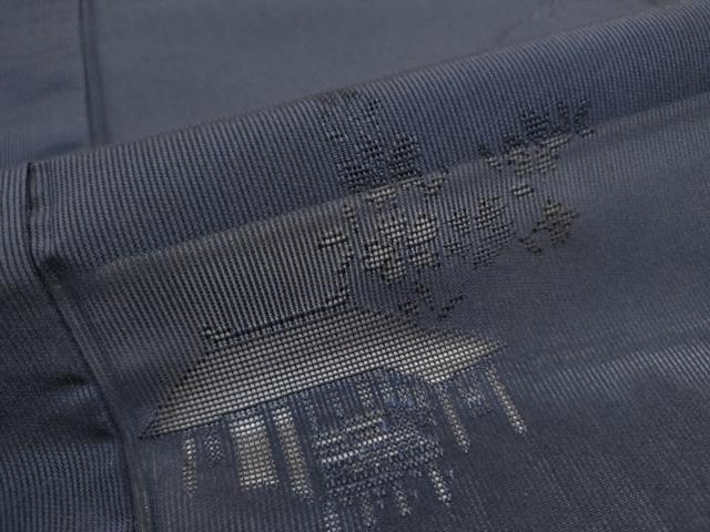 ■■■　サイズ　■■■ 身丈 158.5cm（肩から） 裄丈 64.5cm 袖丈 48cm　縫込み 3cm 袖幅 32.5cm 前幅 25cm 後幅 30cm 着物縫いこみ 内揚げ 5cm 裄 お袖側 約2cm　身頃側 約0cm ■■■　商品詳細　■■■ 【交織・一つ紋】 状態は接写画像のように左袖前に薄い汚れがございますが その他特に目立ったシミ汚れなどもなく大変良い状態です。 お安く出品致しますので、是非この機会にいかがでしょうか？ ■■■　注意事項　■■■ ■モニター発色の具合により色合いが異なる場合がございます。 ■寸法は多少の誤差が生じる場合がございますのでご了承ください。 ■シミ等のチェックには注意を払っておりますが、見落としがある場合もございますし、個人の見解も様々ですので神経質な方のご購入はお控えください。 ■箪笥に入っておりました着物や帯なので畳みシワや匂いがあるものもございます。 ■お休みは基本的に土日祝となりますが、その他臨時でお休みする場合がございますのでご了承ください。 ■商品の発送は平日のみの発送となります。 ■夜間と土曜、日曜日はお問い合わせの回答が遅れる場合がございます。 ■当店では、お直し、紋入れ、お手入れ等は承っておりません。 ■生地の状態（ヤケ、経年劣化等）によってはサイズ直しが出来ない場合がございます。 その点もどうかご了承のうえ、ご購入をお願いいたします。 ■着物のサイズ目安は下記を参考ください↓ ＜女性着物＞　身長-10cm+5cmが着用可能サイズ(お端折り次第) 　例）身長160cmの方→着物身丈150cm〜165cm ＜男性着物＞　身長-27cm ±5cmが着用可能サイズ 　例）身長170cmの方→着物身丈138cm〜148cm