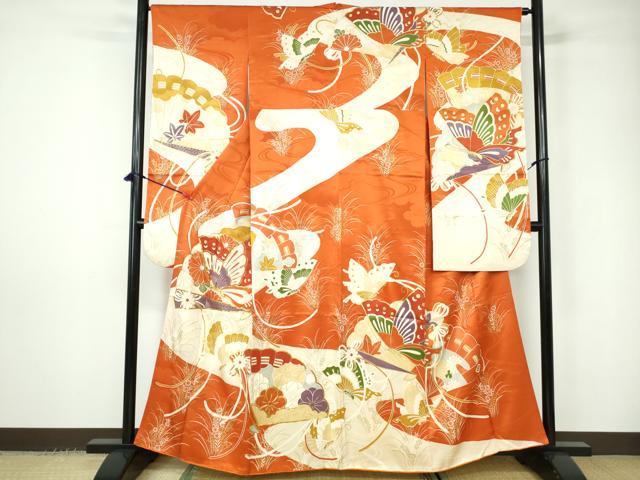 ■■■　サイズ　■■■ 身丈 161cm（肩から） 裄丈 65cm 袖丈 94cm　縫込み 6.5cm 袖幅 34cm 前幅 24cm 後幅 31cm 着物縫いこみ 内揚げ 6cm 裄 お袖側 約0cm　身頃側 約4cm ■■■　商品詳細　■■■ 【正絹】 状態は画像を添付しておりますので、そちらをご確認下さいますよう宜しくお願い致します。 大変上質な逸品になりますのでぜひお手入れをされてお召しになられてはいかがでしょうか。 お安く出品致しますので、是非この機会にいかがでしょうか？ ■■■　注意事項　■■■ ■モニター発色の具合により色合いが異なる場合がございます。 ■寸法は多少の誤差が生じる場合がございますのでご了承ください。 ■縫込みの長さが左右非対称の場合は短い部分を記載しております。 左右非対称であってもご返品・お値引き等の保証は出来かねますので、ご了承の上ご購入をお願い致します。 ■シミ等のチェックには注意を払っておりますが、見落としがある場合もございますし、個人の見解も様々ですので神経質な方のご購入はお控えください。 ■箪笥に入っておりました着物や帯なので畳みシワや匂いがあるものもございます。 ■お休みは基本的に土日祝となりますが、その他臨時でお休みする場合がございますのでご了承ください。 ■商品の発送は平日のみの発送となります。 ■夜間と土曜、日曜日はお問い合わせの回答が遅れる場合がございます。 ■当店では、お直し、紋入れ、お手入れ等は承っておりません。 ■生地の状態（ヤケ、経年劣化等）によってはサイズ直しが出来ない場合がございます。 その点もどうかご了承のうえ、ご購入をお願いいたします。 ■弊社で取り扱う商品は一点ものにつき、時期や在庫状況に応じて金額が変更となる場合がございます。 ■検針は行っておりません。予めご了承いただきますようお願いいたします。 ■【洗える着物】と記載のある商品におきましては、商品お届け後に洗濯を行ってしまってからのご返品にはご対応しかねます。 念の為、専門店でのお手入れをお願いいたします。 ■着物のサイズ目安は下記を参考ください↓ ＜女性着物＞　お端折り次第で＋5cm　−1cmが着用可能サイズ 　例）身丈170cmの場合、身長160cm〜175cm ＜男性着物＞　身丈＋約25cm〜27cm程が適応身長 　例）身丈155cmの場合、身長180〜182cm