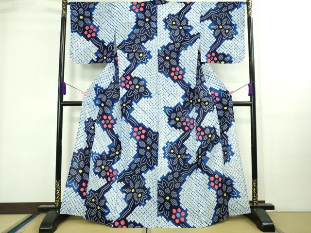 ■■■　サイズ　■■■ 身丈 166cm（肩から） 裄丈 67cm 袖丈 48cm　縫込み 2.5cm 袖幅 34cm 前幅 24.5cm 後幅 30.5cm 着物縫いこみ 内揚げ 0cm 裄 お袖側 約 1cm　身頃側 約 1cm ■■■　商品詳細　■■■ 【綿・バチ衿・未使用】 状態は接写画像のように左袖前に薄い汚れがございますが その他特に目立ったシミ汚れなどもなく大変良い状態です。 人気の高い“有松鳴海絞り”の浴衣でございます。 “鳴海絞り”ならではの表情を生み出す立体感と 淡いぼかしで息を吹き込まれ、 今にも動き出しそうな迫力を放っております。 夏祭りや花火大会、これから増えるイベントに連れ立って、 より夏をお楽しみ下さいませ。 大変上質な極上の逸品になります。 お安く出品致しますので、是非この機会にいかがでしょうか？ ■■■　注意事項　■■■ ■モニター発色の具合により色合いが異なる場合がございます。 ■寸法は多少の誤差が生じる場合がございますのでご了承ください。 ■縫込みの長さが左右非対称の場合は短い部分を記載しております。 左右非対称であってもご返品・お値引き等の保証は出来かねますので、ご了承の上ご購入をお願い致します。 ■シミ等のチェックには注意を払っておりますが、見落としがある場合もございますし、個人の見解も様々ですので神経質な方のご購入はお控えください。 ■箪笥に入っておりました着物や帯なので畳みシワや匂いがあるものもございます。 ■お休みは基本的に土日祝となりますが、その他臨時でお休みする場合がございますのでご了承ください。 ■商品の発送は平日のみの発送となります。 ■夜間と土曜、日曜日はお問い合わせの回答が遅れる場合がございます。 ■当店では、お直し、紋入れ、お手入れ等は承っておりません。 ■生地の状態（ヤケ、経年劣化等）によってはサイズ直しが出来ない場合がございます。 その点もどうかご了承のうえ、ご購入をお願いいたします。 ■弊社で取り扱う商品は一点ものにつき、時期や在庫状況に応じて金額が変更となる場合がございます。 ■検針は行っておりません。予めご了承いただきますようお願いいたします。 ■【洗える着物】と記載のある商品におきましては、商品お届け後に洗濯を行ってしまってからのご返品にはご対応しかねます。 念の為、専門店でのお手入れをお願いいたします。 ■着物のサイズ目安は下記を参考ください↓ ＜女性着物＞　お端折り次第で＋5?　−10?が着用可能サイズ 　例）身丈170?の場合、身長160?〜175? ＜男性着物＞　身丈＋約25?〜27?程が適応身長 　例）身丈155?の場合、身長180〜182?